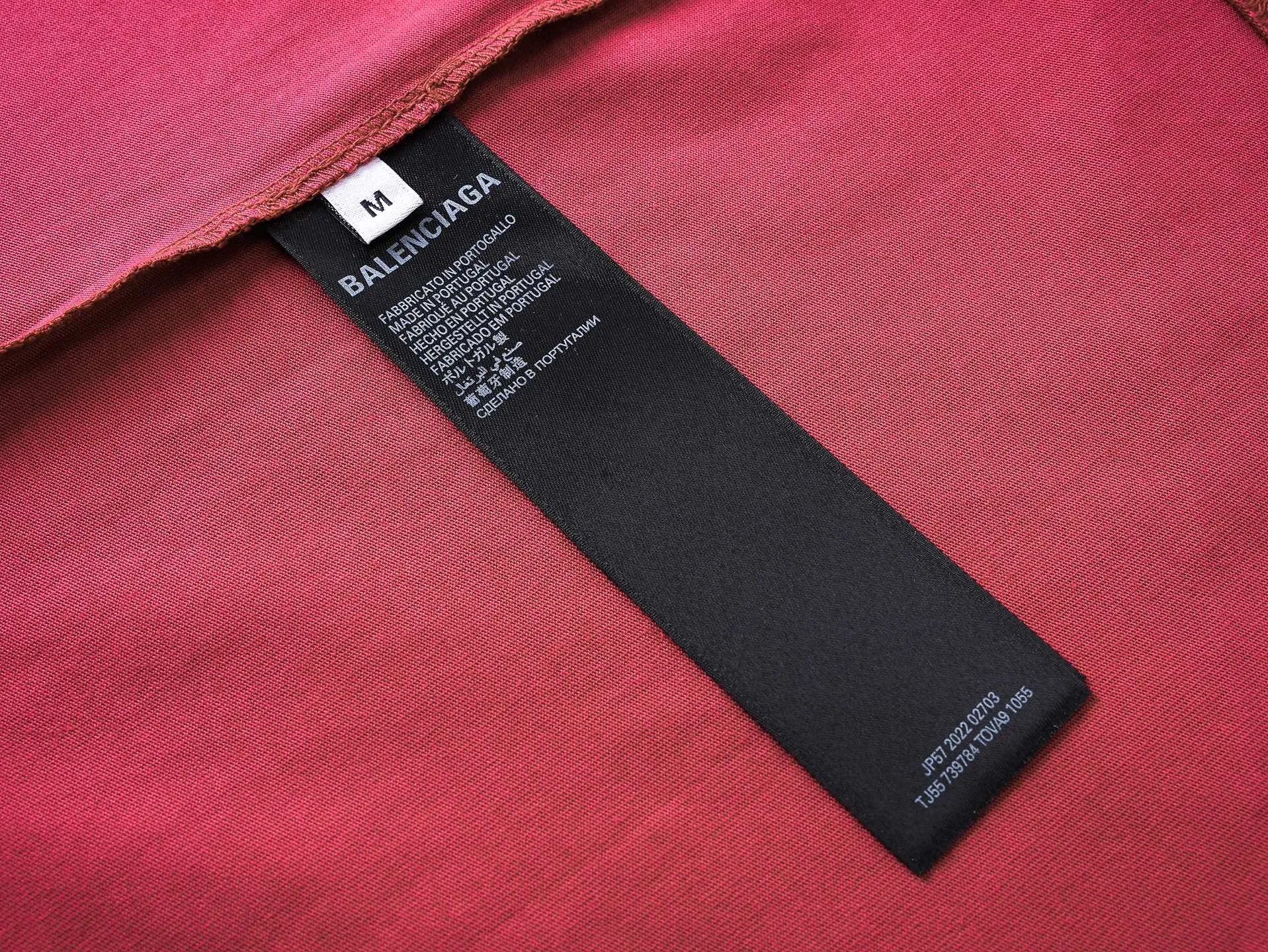 🅿️180 real photos [Top version. Official website quality] BALENCI*GA/Paris #2025 new style distressed short-sleeved T-shirt with ciao hello letters printed on the front. 2025 spring and summer brick cabinet synchronization welcomes comparison. The fabric is made of Paris ZP custom-woven and dyed cotton double yarn, weighing 260 grams. The cloth surface is clean. The cloth pattern is clear, soft and comfortable. The threads are dyed with no color difference. The letter LOGO is printed with imported environmentally friendly glue, the letters are clear and the effect is three-dimensional. Restore the brick cabinet, adopt OS loose shoulder style. Same style for men and women. Code: BL253720 Color: gray blue, plum red Size: XS S M L