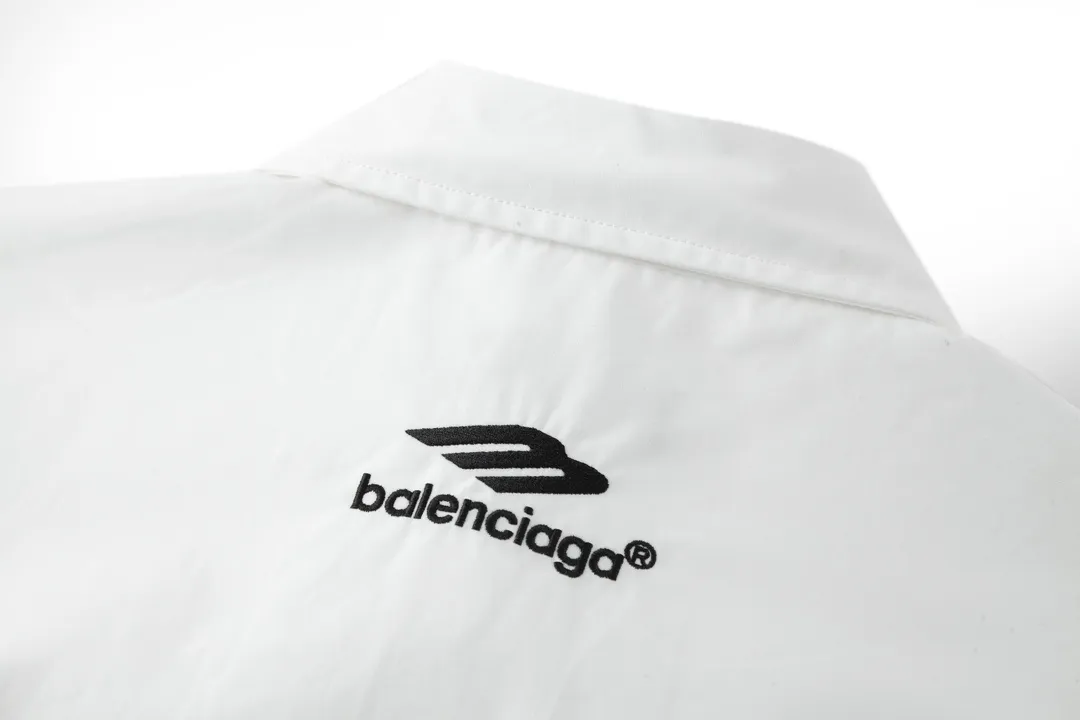 🅿️500 [Exclusive supply] BLCG 3B embroidered long-sleeved shirt (white) The fabric is made of high-count and high-density cotton woven fabric imported from Japan. The fabric is stable in shape and not easy to deform. The surface is smooth and the upper body is textured. It has good wrinkle resistance and maintains the pattern. The embroidery uses Tajima machine 10,000-needle embroidery. The flower shape is full and shiny. There is no connection. The middle webbing splicing is processed by laser fixed-point positioning to connect and align. The ready-made garments are sewn and spliced according to YB design, with dense and neat stitching to restore pattern details and upper body effects to the greatest extent. Size:S-M-L