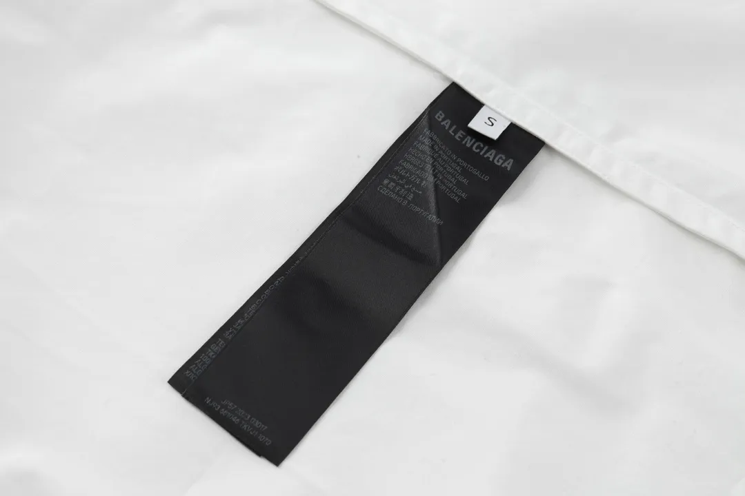 🅿️500 [Exclusive supply] BLCG 3B embroidered long-sleeved shirt (white) The fabric is made of high-count and high-density cotton woven fabric imported from Japan. The fabric is stable in shape and not easy to deform. The surface is smooth and the upper body is textured. It has good wrinkle resistance and maintains the pattern. The embroidery uses Tajima machine 10,000-needle embroidery. The flower shape is full and shiny. There is no connection. The middle webbing splicing is processed by laser fixed-point positioning to connect and align. The ready-made garments are sewn and spliced according to YB design, with dense and neat stitching to restore pattern details and upper body effects to the greatest extent. Size:S-M-L