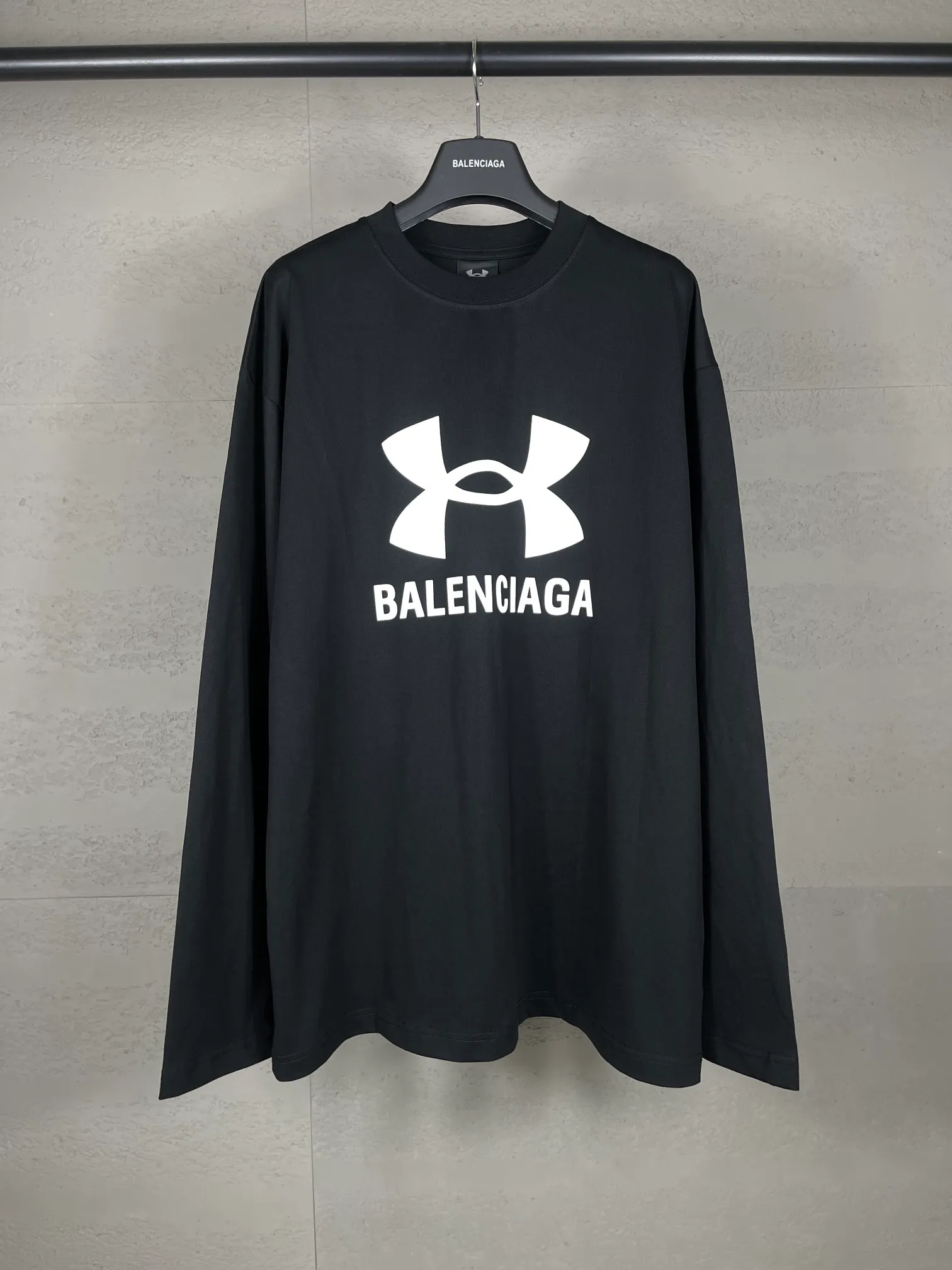 🅿️206 Real photos [Top version. Official website quality] BALENCI*GA/Paris joint Under Armor front and rear printed long-sleeved T-shirt # SS24 latest model. Research and development at the first time, different market currencies. Comparisons welcome. The fabric is made of Paris ZP custom-woven and dyed cotton double yarn. Weighing 260 grams, the cloth surface is clean. The cloth pattern is clear, soft and comfortable. The threads are dyed with no color difference. The classic LOGO pattern printing uses imported rubber paddles, and the letters are clear, three-dimensional and without burrs. Jubie market produces pictures based on pictures. Welcome to compare. The version adopts OS loose shoulder design. Same style for men and women. Code: BL235068 Color: Black Size: XS S M L