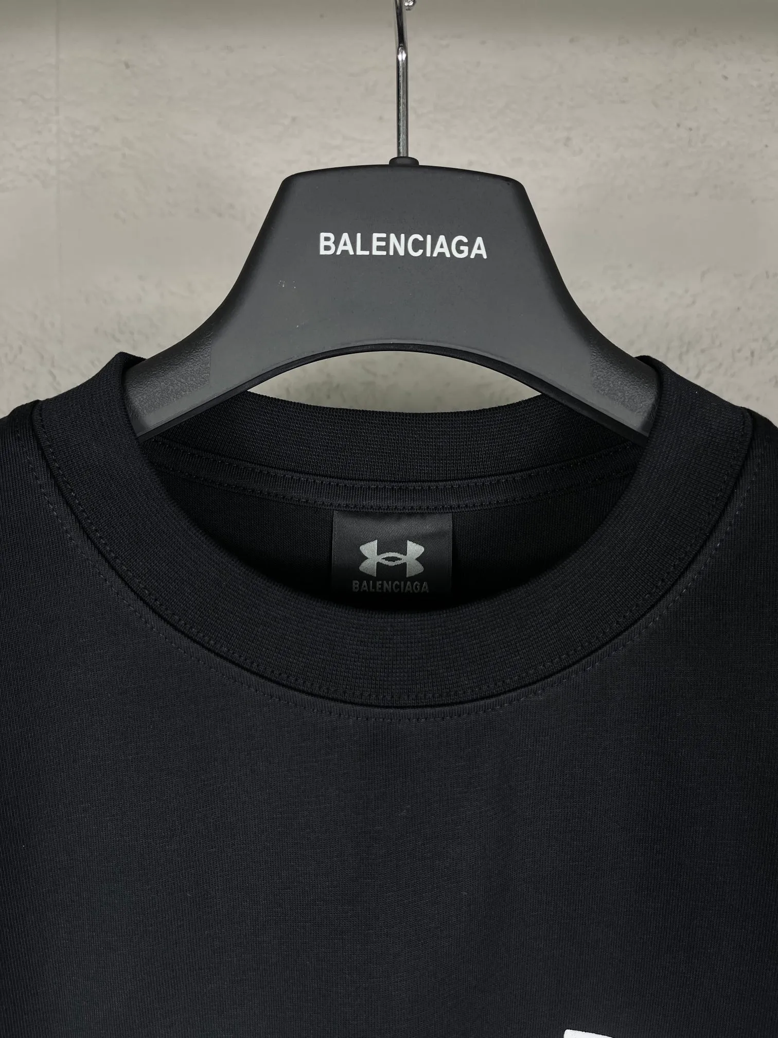 🅿️206 Real photos [Top version. Official website quality] BALENCI*GA/Paris joint Under Armor front and rear printed long-sleeved T-shirt # SS24 latest model. Research and development at the first time, different market currencies. Comparisons welcome. The fabric is made of Paris ZP custom-woven and dyed cotton double yarn. Weighing 260 grams, the cloth surface is clean. The cloth pattern is clear, soft and comfortable. The threads are dyed with no color difference. The classic LOGO pattern printing uses imported rubber paddles, and the letters are clear, three-dimensional and without burrs. Jubie market produces pictures based on pictures. Welcome to compare. The version adopts OS loose shoulder design. Same style for men and women. Code: BL235068 Color: Black Size: XS S M L