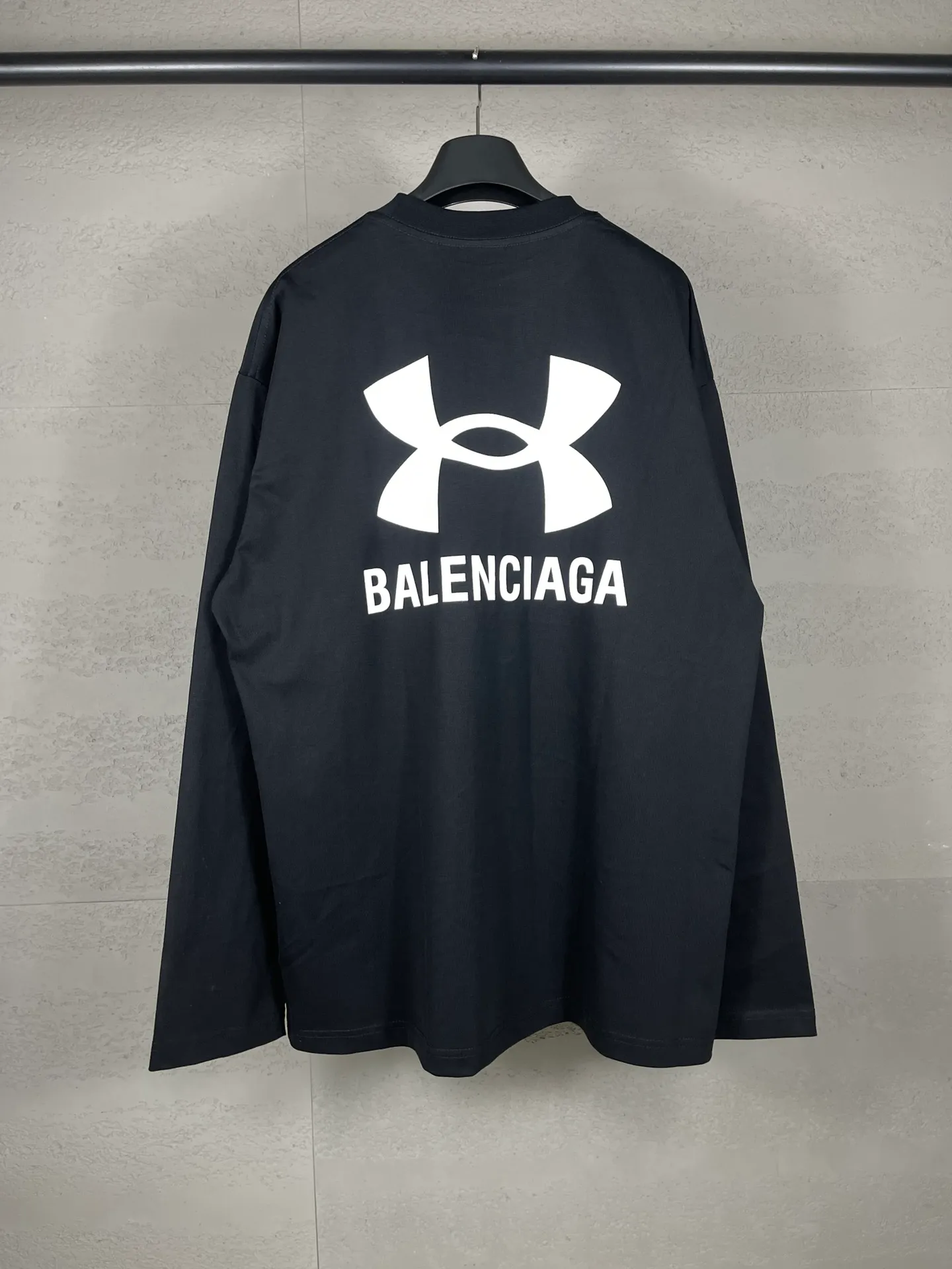 🅿️206 Real photos [Top version. Official website quality] BALENCI*GA/Paris joint Under Armor front and rear printed long-sleeved T-shirt # SS24 latest model. Research and development at the first time, different market currencies. Comparisons welcome. The fabric is made of Paris ZP custom-woven and dyed cotton double yarn. Weighing 260 grams, the cloth surface is clean. The cloth pattern is clear, soft and comfortable. The threads are dyed with no color difference. The classic LOGO pattern printing uses imported rubber paddles, and the letters are clear, three-dimensional and without burrs. Jubie market produces pictures based on pictures. Welcome to compare. The version adopts OS loose shoulder design. Same style for men and women. Code: BL235068 Color: Black Size: XS S M L
