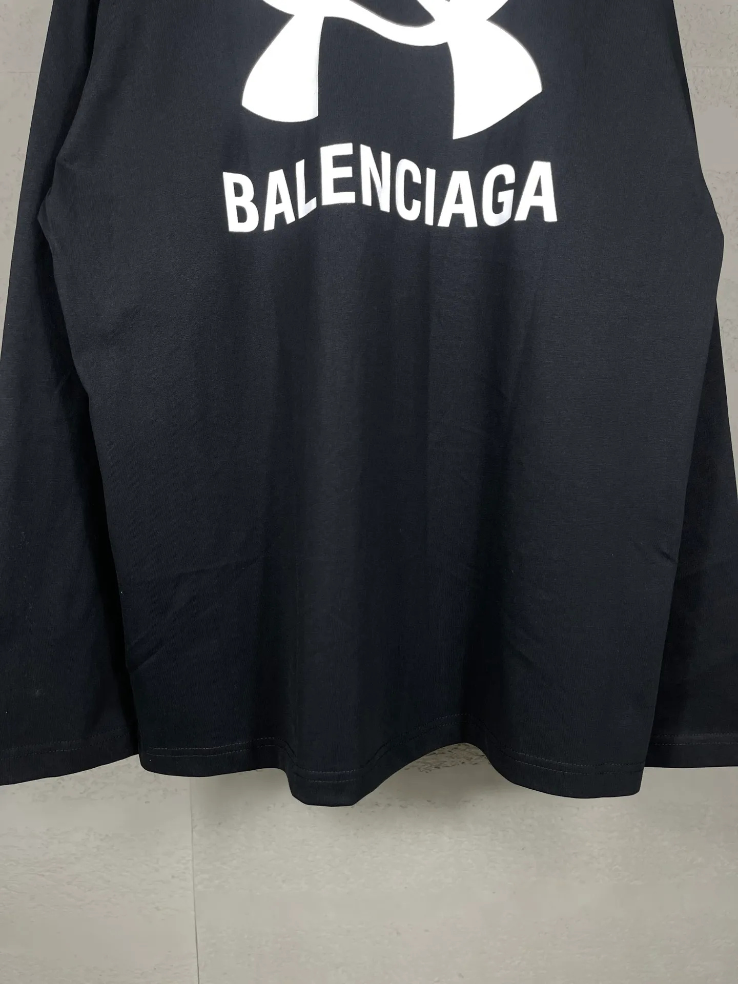 🅿️206 Real photos [Top version. Official website quality] BALENCI*GA/Paris joint Under Armor front and rear printed long-sleeved T-shirt # SS24 latest model. Research and development at the first time, different market currencies. Comparisons welcome. The fabric is made of Paris ZP custom-woven and dyed cotton double yarn. Weighing 260 grams, the cloth surface is clean. The cloth pattern is clear, soft and comfortable. The threads are dyed with no color difference. The classic LOGO pattern printing uses imported rubber paddles, and the letters are clear, three-dimensional and without burrs. Jubie market produces pictures based on pictures. Welcome to compare. The version adopts OS loose shoulder design. Same style for men and women. Code: BL235068 Color: Black Size: XS S M L