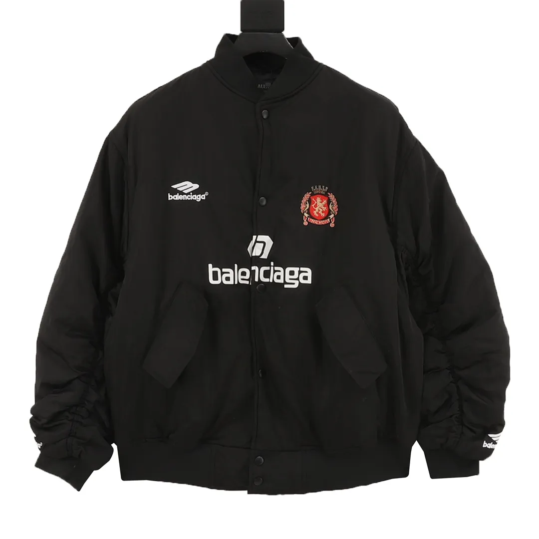 💰630 [Top version] Balenciaga / Balenciaga BLCG 25FW Manchester United No. 10 embroidered baseball flight cotton jacket. Made of customized nylon matt nylon fabric. Memory lining is used on the inside. Composite pearl quilting is added on the inside. Classic Alpha Air Force jacket design. 3D three-dimensional tailoring process. Logo adopts Tajima 10000-needle appliqué process. Inner pocket design of the clothes. Customized brand logo snap button with mold opening. Pure copper puller. Original main mark, washed tag brand packaging Color: black Size: 46/48/50/52 Size chart: Length Chest Shoulder width Sleeve length 46: 70 132 55 60 48: 72 136 57 61 50: 74 140 58 63 52: 75 144 60 64 Note: There is a difference of 1~2CM due to manual measurement.