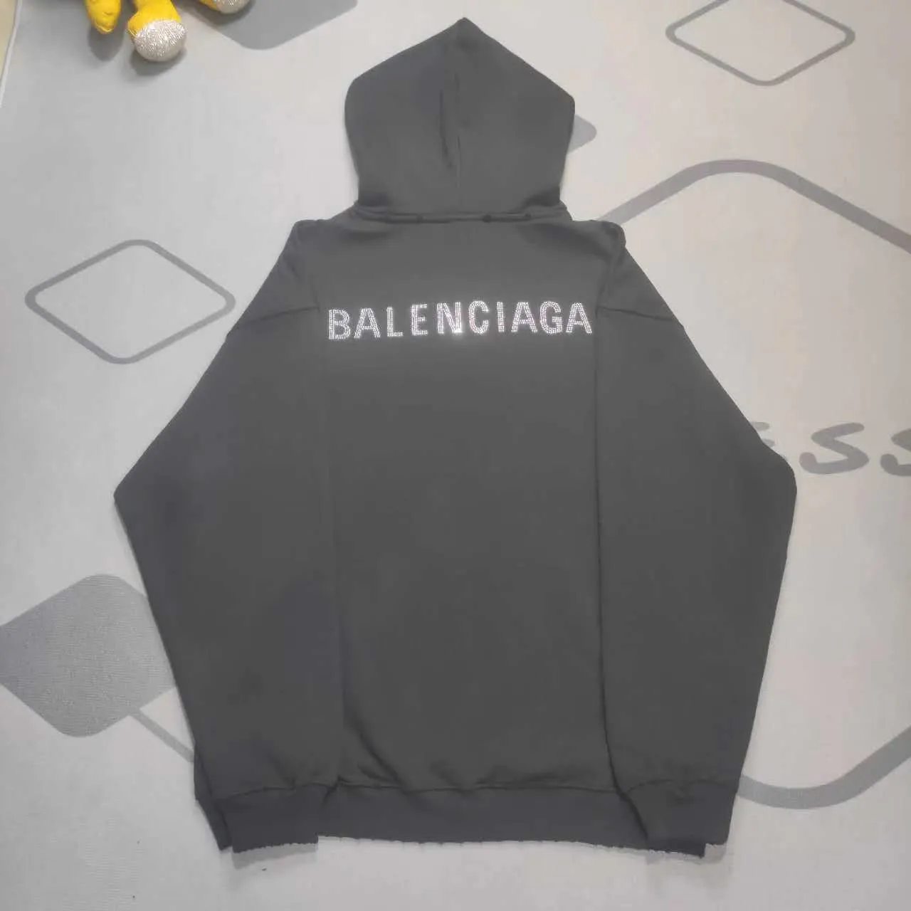 The top tested version of Balenciaga's new diamond-encrusted hooded sweatshirt. ✅No.1 quality in this market. Genuine ceiling quality. ✅All originals are developed with attention to detail. Avoid stolen images from merchants. ✅Correct 260g custom-woven and dyed double-yarn pure cotton fabric. Custom-dyed threads have no color difference. ✅Correct imported material printing. Conley machine white ink direct injection process. Letters are clear and three-dimensional. Strong and do not fall off. ✅Overweight process. Same as the original version. Differentiating market currency, here is an explanation of why mine is a little more expensive than others, 1. It seems to be simple printing or embroidery, but it is not simple at all. 10000% imported machine restoration is not just a lip service. You are welcome to compare with peers. 2. Each model is produced by the company. The details of the workmanship and fabrics are consistent with the original ones. There is no color difference between the ones at the counters. Re-engraving is not scary. Whoever is fake is embarrassed. It’s not shameful to make a replica, it’s shameful if you can’t buy the correct version if you make a replica. 3. Note that the threaded collars are all original collars of certain countries and regions, with high wrapping. The width of the neckline and cabinets are accurate to the millimeter. Thick necklines are not easy to deform. The collars of high-end products are all restored cabinets. They are different from the big collars in the world. Ordinary garbage short-sleeves are printed with a print. The clavicle of the upper body is exposed. Please be patient. Customers who have bought genuine products or have seen genuine products will come back to place orders again. This is quality. This is quality. 4. Different styles of washed wheat main wheat, including imported wheat, have different colors and codes. Really restore the counter. As we all know, Balenciaga has different English or different colors on the collar labels of each quarter. This distinguishes the fast food products with the same common main wheat washed wheat. 5. Pay attention to the workmanship. The stitching at the neckline has no folds, smooth and natural without overlapping lines, and truly restores this. This is something that many people cannot do. 6. The fabric is made of 260g Paris-specific double yarn. No one can make better fabrics than my family. There's really no way to compare it with the ordinary version on the market. Respect it. It's genuine and costs thousands of dollars anyway. Don't buy street stalls. Quality 7. The workmanship is fully restored. The packaging is fully restored. The cost is huge. 8. I guarantee here that this is the highest quality you can find. Size: Xs-L P: 480 Color: Black