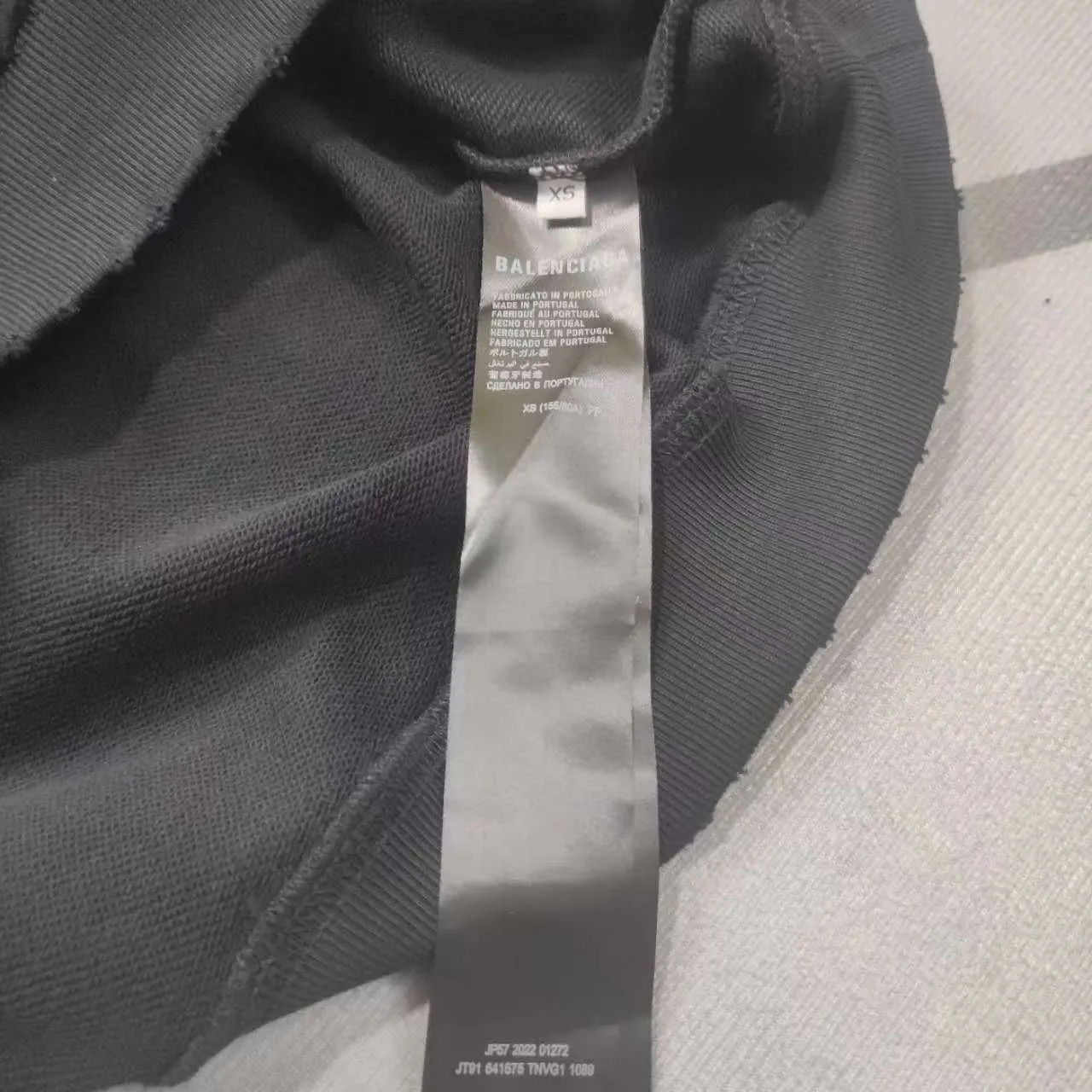The top tested version of Balenciaga's new diamond-encrusted hooded sweatshirt. ✅No.1 quality in this market. Genuine ceiling quality. ✅All originals are developed with attention to detail. Avoid stolen images from merchants. ✅Correct 260g custom-woven and dyed double-yarn pure cotton fabric. Custom-dyed threads have no color difference. ✅Correct imported material printing. Conley machine white ink direct injection process. Letters are clear and three-dimensional. Strong and do not fall off. ✅Overweight process. Same as the original version. Differentiating market currency, here is an explanation of why mine is a little more expensive than others, 1. It seems to be simple printing or embroidery, but it is not simple at all. 10000% imported machine restoration is not just a lip service. You are welcome to compare with peers. 2. Each model is produced by the company. The details of the workmanship and fabrics are consistent with the original ones. There is no color difference between the ones at the counters. Re-engraving is not scary. Whoever is fake is embarrassed. It’s not shameful to make a replica, it’s shameful if you can’t buy the correct version if you make a replica. 3. Note that the threaded collars are all original collars of certain countries and regions, with high wrapping. The width of the neckline and cabinets are accurate to the millimeter. Thick necklines are not easy to deform. The collars of high-end products are all restored cabinets. They are different from the big collars in the world. Ordinary garbage short-sleeves are printed with a print. The clavicle of the upper body is exposed. Please be patient. Customers who have bought genuine products or have seen genuine products will come back to place orders again. This is quality. This is quality. 4. Different styles of washed wheat main wheat, including imported wheat, have different colors and codes. Really restore the counter. As we all know, Balenciaga has different English or different colors on the collar labels of each quarter. This distinguishes the fast food products with the same common main wheat washed wheat. 5. Pay attention to the workmanship. The stitching at the neckline has no folds, smooth and natural without overlapping lines, and truly restores this. This is something that many people cannot do. 6. The fabric is made of 260g Paris-specific double yarn. No one can make better fabrics than my family. There's really no way to compare it with the ordinary version on the market. Respect it. It's genuine and costs thousands of dollars anyway. Don't buy street stalls. Quality 7. The workmanship is fully restored. The packaging is fully restored. The cost is huge. 8. I guarantee here that this is the highest quality you can find. Size: Xs-L P: 480 Color: Black