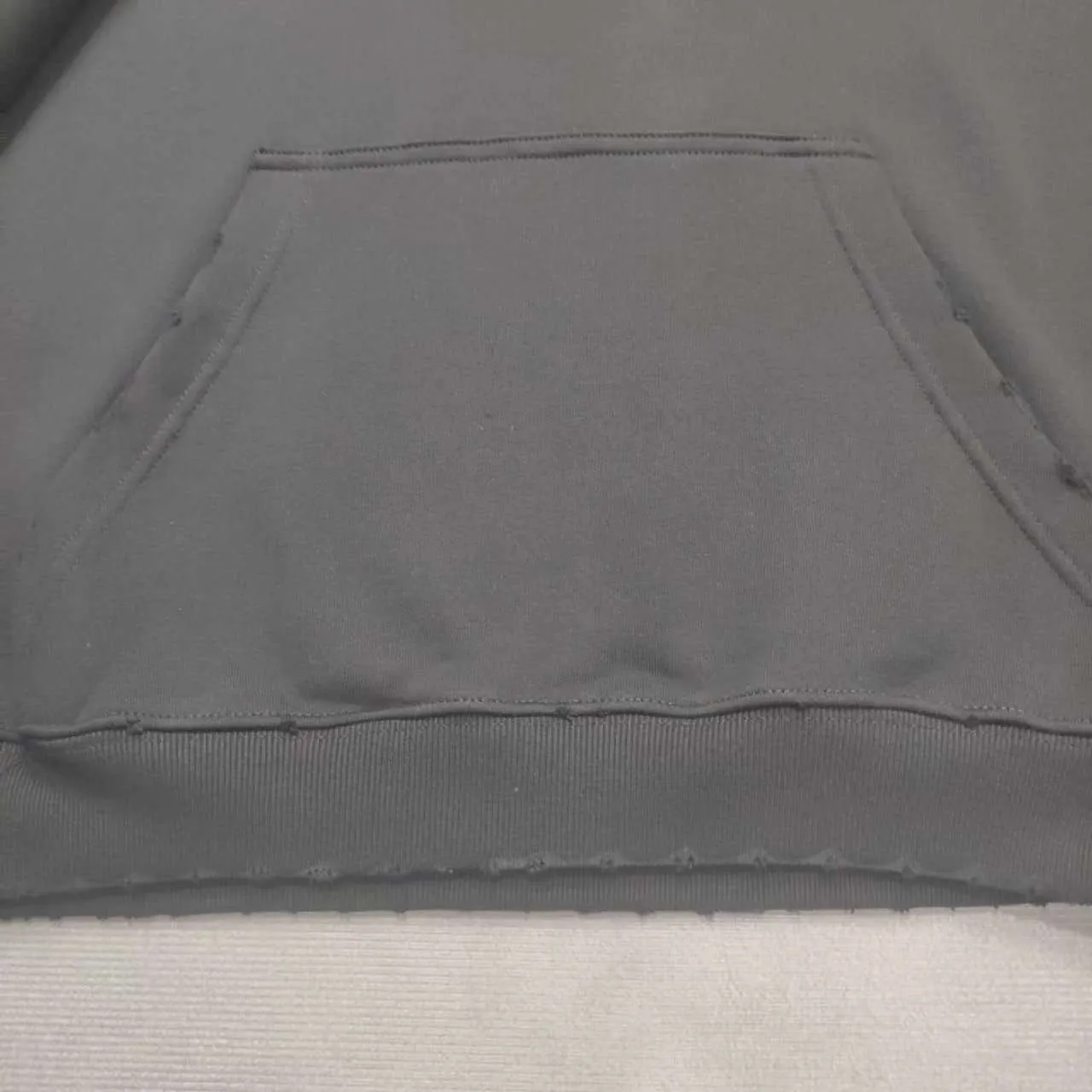The top tested version of Balenciaga's new diamond-encrusted hooded sweatshirt. ✅No.1 quality in this market. Genuine ceiling quality. ✅All originals are developed with attention to detail. Avoid stolen images from merchants. ✅Correct 260g custom-woven and dyed double-yarn pure cotton fabric. Custom-dyed threads have no color difference. ✅Correct imported material printing. Conley machine white ink direct injection process. Letters are clear and three-dimensional. Strong and do not fall off. ✅Overweight process. Same as the original version. Differentiating market currency, here is an explanation of why mine is a little more expensive than others, 1. It seems to be simple printing or embroidery, but it is not simple at all. 10000% imported machine restoration is not just a lip service. You are welcome to compare with peers. 2. Each model is produced by the company. The details of the workmanship and fabrics are consistent with the original ones. There is no color difference between the ones at the counters. Re-engraving is not scary. Whoever is fake is embarrassed. It’s not shameful to make a replica, it’s shameful if you can’t buy the correct version if you make a replica. 3. Note that the threaded collars are all original collars of certain countries and regions, with high wrapping. The width of the neckline and cabinets are accurate to the millimeter. Thick necklines are not easy to deform. The collars of high-end products are all restored cabinets. They are different from the big collars in the world. Ordinary garbage short-sleeves are printed with a print. The clavicle of the upper body is exposed. Please be patient. Customers who have bought genuine products or have seen genuine products will come back to place orders again. This is quality. This is quality. 4. Different styles of washed wheat main wheat, including imported wheat, have different colors and codes. Really restore the counter. As we all know, Balenciaga has different English or different colors on the collar labels of each quarter. This distinguishes the fast food products with the same common main wheat washed wheat. 5. Pay attention to the workmanship. The stitching at the neckline has no folds, smooth and natural without overlapping lines, and truly restores this. This is something that many people cannot do. 6. The fabric is made of 260g Paris-specific double yarn. No one can make better fabrics than my family. There's really no way to compare it with the ordinary version on the market. Respect it. It's genuine and costs thousands of dollars anyway. Don't buy street stalls. Quality 7. The workmanship is fully restored. The packaging is fully restored. The cost is huge. 8. I guarantee here that this is the highest quality you can find. Size: Xs-L P: 480 Color: Black