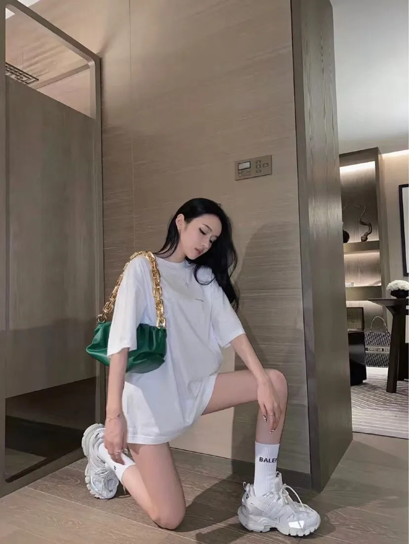 ♻️💯Upper body reference model picture❤️The top-notch proven version of BALENCIAGA with large LOGO on the back and basic letters, pure cotton loose, same style for male and female couples, trendy brand high-end short-sleeved T-shirt, the god of simplicity in Paris, a volume sought after by many stars. Lisa’s favorite basic short-sleeved Paris style, which has a very high appearance rate. Wear alone, paired with jeans, shorts, and sweatpants, it's a versatile style. Xiaohongshu, a hot item on INS, a must-have for Paris fans.  The printing uses white glue as a base, coupled with Kornit direct injection, which ensures the anchorage of the printing and machine washing without any pressure. However, everyone should pay attention to something. The printing of this model is not thick glue, and the printing surface is not shiny. Please pay attention to the importance of version. Don't make a pattern based on the pictures. If you don't have the original version, you won't be able to make it look one to one like the original version. At most, you can just make a look. It's just a piece of clothing without a soul. The fabric is made of 24S 260g double yarn pure cotton fabric. The threads and fabric are custom woven and dyed in the same style, without color difference.  A complete set of customized tags, collar tags, washed, plastic bags, and most importantly, a complete set of bags, tag codes, and codes are all authentic.  Color: White, Black, Royal Blue, Apricot, Floral Gray, Pink Size: XS-L P:240