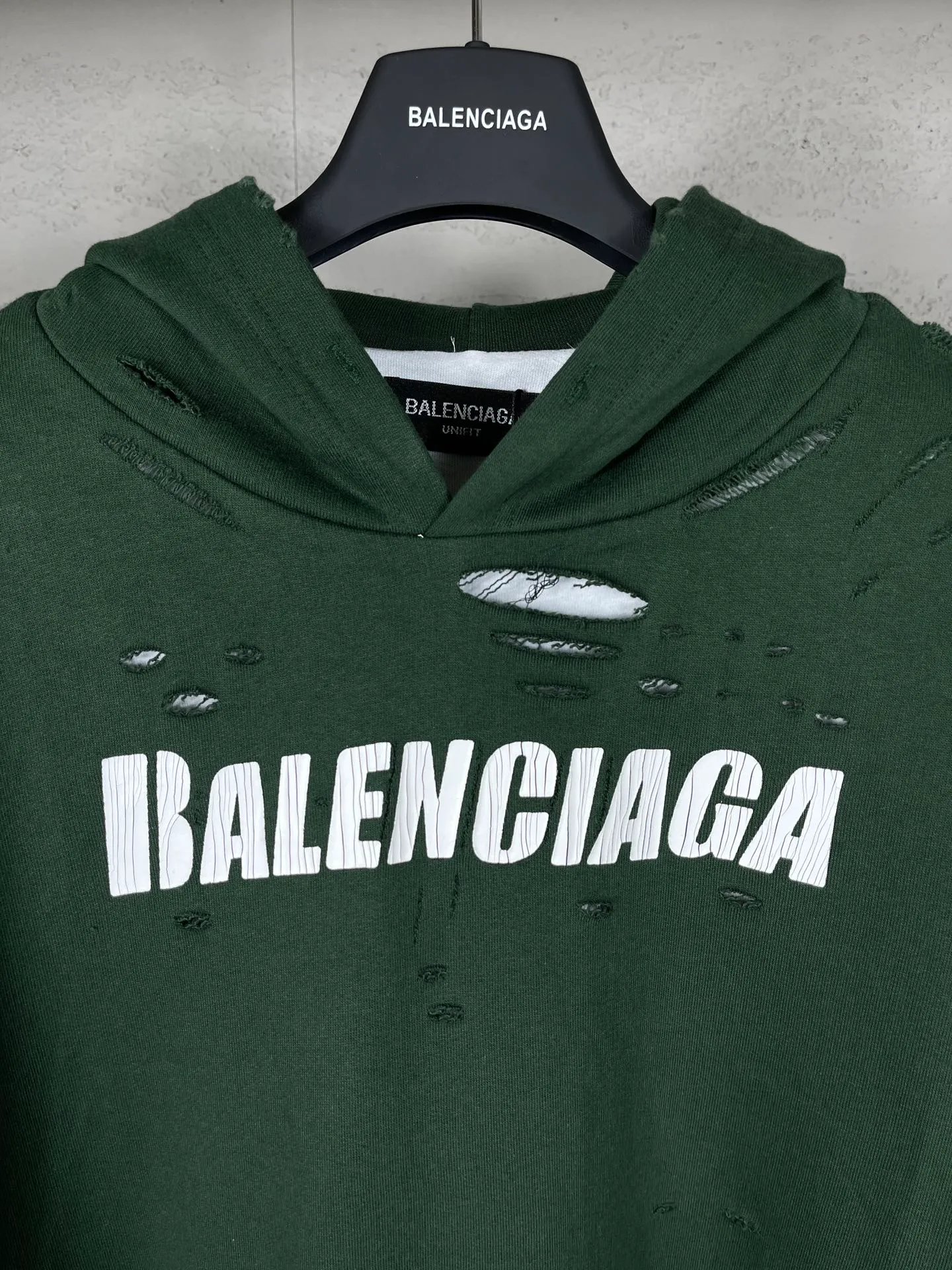 🅿️396 Actual pictures [Top version. Official website quality] BALENCI*GA/Paris. Classic style. 22SS #BALENCI*GA# Artistic ripped hole and velvet inner two-piece hooded sweatshirt. Autumn and winter brick cabinets are synchronized. Welcome to compare. The fabric is made of Paris ZP custom-woven and dyed cotton double yarn David coat with velvet lining. The fabric pattern is clear, soft and comfortable. The threads are woven and dyed with no color difference. The classic letter LOGO adopts precision stencils, imported environmentally friendly rubber paddles, and turtle crack printing, with a three-dimensional effect. Garment positioning art is worn with holes, hem threads, hat brim, and bag mouth are hand-worn vintage. Restore brick cabinets, and adopt OS loose shoulder style. Same style for men and women Coding: BL238001 Color: Black. White. Hulan. Brown. Dark green. Burgundy. Purple Size: XS S M L