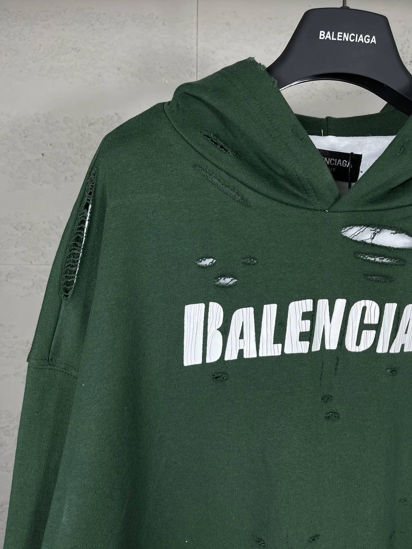 🅿️396 Actual pictures [Top version. Official website quality] BALENCI*GA/Paris. Classic style. 22SS #BALENCI*GA# Artistic ripped hole and velvet inner two-piece hooded sweatshirt. Autumn and winter brick cabinets are synchronized. Welcome to compare. The fabric is made of Paris ZP custom-woven and dyed cotton double yarn David coat with velvet lining. The fabric pattern is clear, soft and comfortable. The threads are woven and dyed with no color difference. The classic letter LOGO adopts precision stencils, imported environmentally friendly rubber paddles, and turtle crack printing, with a three-dimensional effect. Garment positioning art is worn with holes, hem threads, hat brim, and bag mouth are hand-worn vintage. Restore brick cabinets, and adopt OS loose shoulder style. Same style for men and women Coding: BL238001 Color: Black. White. Hulan. Brown. Dark green. Burgundy. Purple Size: XS S M L