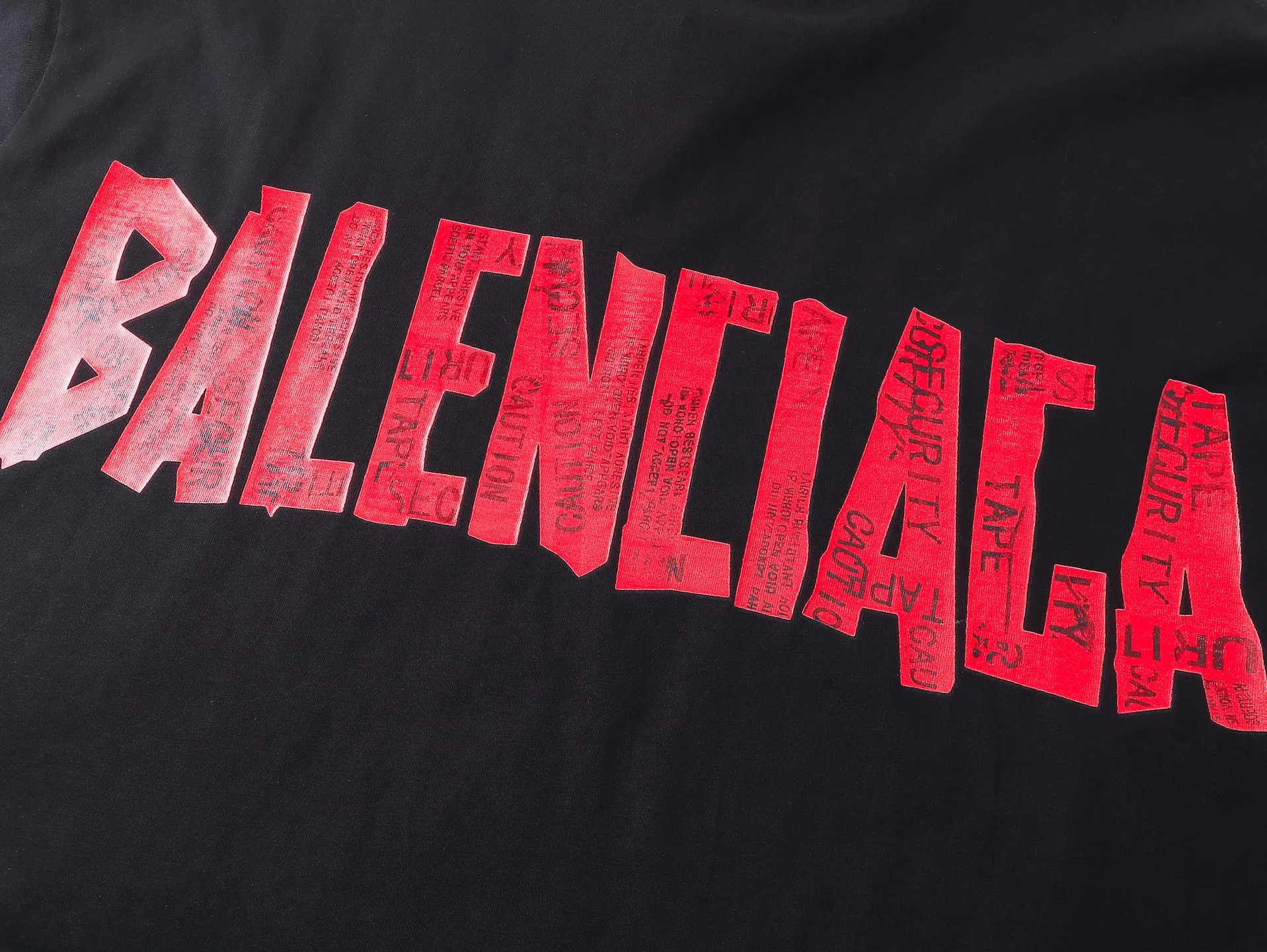 🅿️270 BALENCI*GA Paris masking tape-printed long-sleeved T-shirt. The back pattern is printed with environmentally friendly imported materials. The tape-stretched finished product is washed twice and worn to make the old process. Restore the brick cabinet. Exclusively pattern-woven and dyed 280g fabric. Threads are dyed in the same vat with zero color difference. The version adopts OS loose off-shoulder version. Welcome to compare. Same style for men and women -Color: Black -SIZE: Xs S M L Style number 8640#