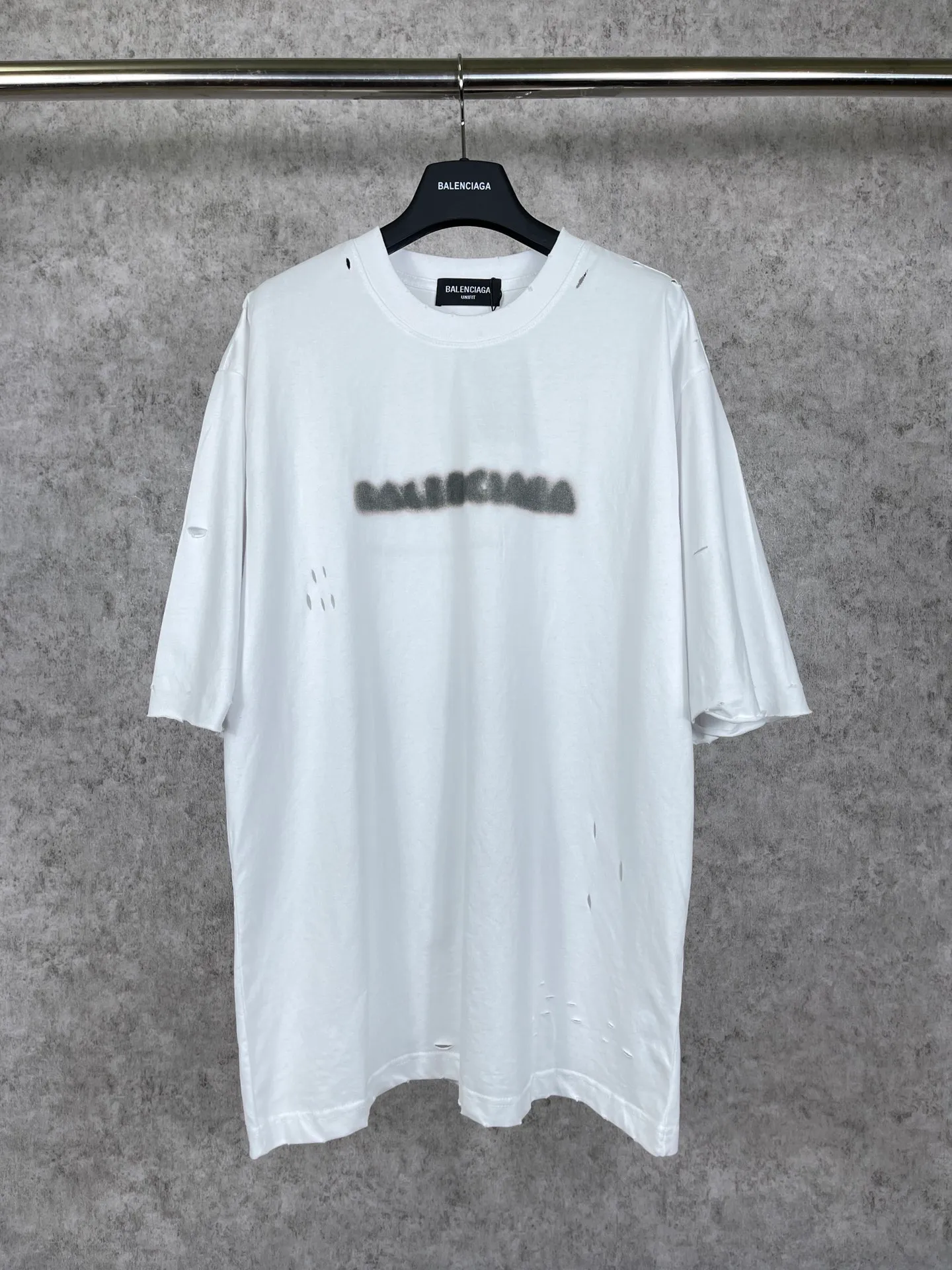 🅿️174 Real photos [Top version. Official website quality] BALENCI*GA/Paris. Blurred LOGO washed and worn short-sleeved T-shirt. Brick cabinet synchronization. The fabric is made of Paris ZP custom-woven and dyed 100% cotton double yarn compact cotton. The weight is 260 grams, the cloth surface is clean. The cloth pattern is clear, soft and comfortable. The threads are dyed with no color difference. The classic pattern printing uses Kornit digital direct printing. The ready-made clothes are washed and distressed, and the brick cabinets are restored. The whole piece of clothing is extremely complex in craftsmanship. Different market currency, welcome to compare, the version adopts OS loose shoulder version. Same style for men and women Coding: BL223038 Color: Black. White. High-grade gray Size: XS S M L