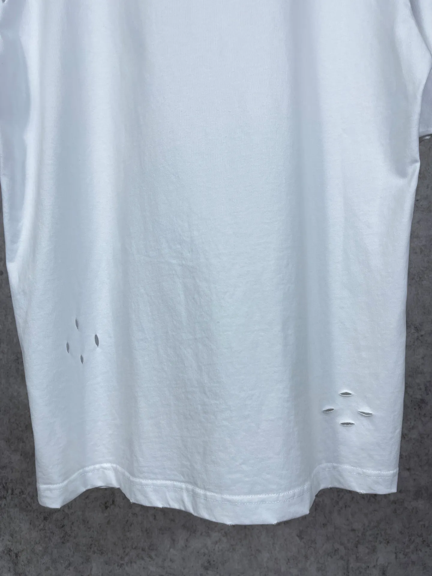 🅿️174 Real photos [Top version. Official website quality] BALENCI*GA/Paris. Blurred LOGO washed and worn short-sleeved T-shirt. Brick cabinet synchronization. The fabric is made of Paris ZP custom-woven and dyed 100% cotton double yarn compact cotton. The weight is 260 grams, the cloth surface is clean. The cloth pattern is clear, soft and comfortable. The threads are dyed with no color difference. The classic pattern printing uses Kornit digital direct printing. The ready-made clothes are washed and distressed, and the brick cabinets are restored. The whole piece of clothing is extremely complex in craftsmanship. Different market currency, welcome to compare, the version adopts OS loose shoulder version. Same style for men and women Coding: BL223038 Color: Black. White. High-grade gray Size: XS S M L