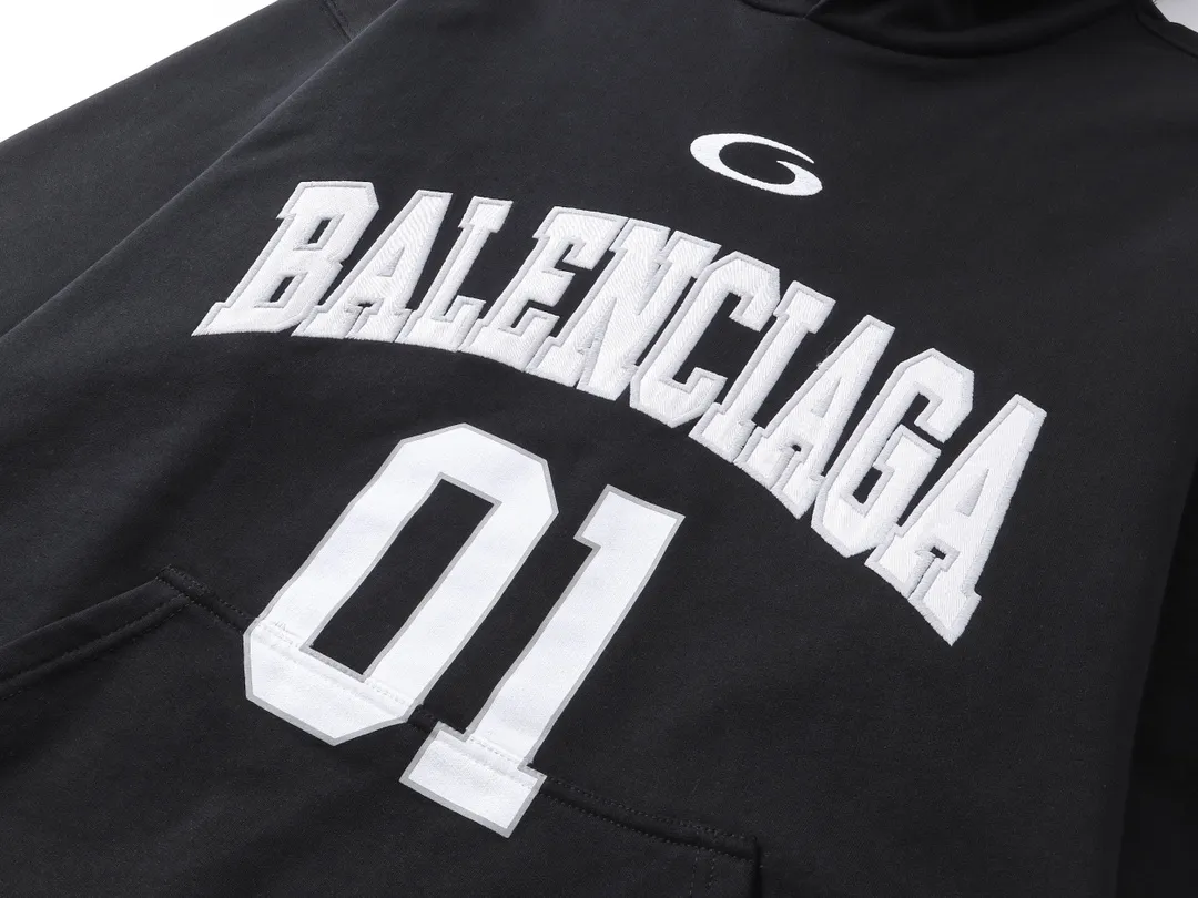🅿️350 photos [Top version. Official website quality] BALENCI*GA/Paris.SS25 latest basketball uniform embroidered printed hooded long-sleeved sweatshirt. The front embroidery is embroidered and printed using a Tajima computer embroidery machine, the lower left corner is stamped, and the back piece is printed. The brick cabinets are synchronized. The authentic product is developed at the first time. The fabric is made of Paris ZP custom-woven and dyed cotton sweatshirt. Weighing 460 grams, the cloth surface is clean. The cloth pattern is clear, soft and comfortable. The threads are dyed with no color difference. The printing uses environmentally friendly imported materials, the letters are clear and the effect is three-dimensional. The version adopts OS loose shoulder design. Same style for men and women. Code: BL258959 Color: Black Purple Blue Green Size: XS S M L