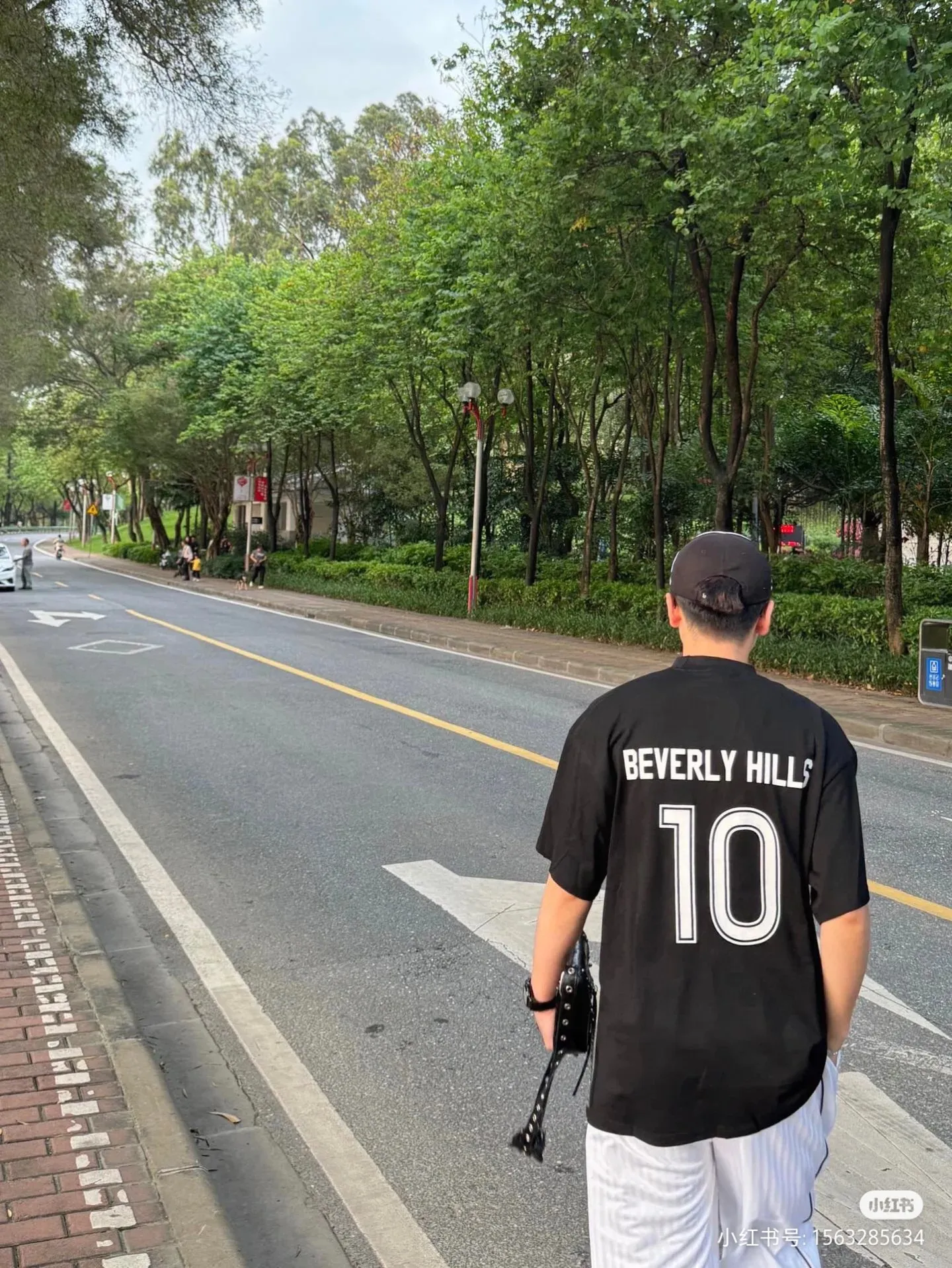 ♻️💯Upper body reference model picture❤️Top version BALENCIAGA Paris ##24ss Paris Manchester United joint football No. 10 embroidered printed short sleeves# , official original, customized 32-count double yarn pure cotton fabric, weighing 280g, soft and delicate to the touch and solider than ordinary cotton fabrics, comfortable, breathable and not easily deformed. The front and rear panels use imported glue screen printing technology + the front panel imported Tajima embroidery machine matte light heavy industry embroidery process to distinguish the market currency, the original accessories are complete with three standards, no pressure when entering and exiting the counter Code number: XS - L Color: black white P:300