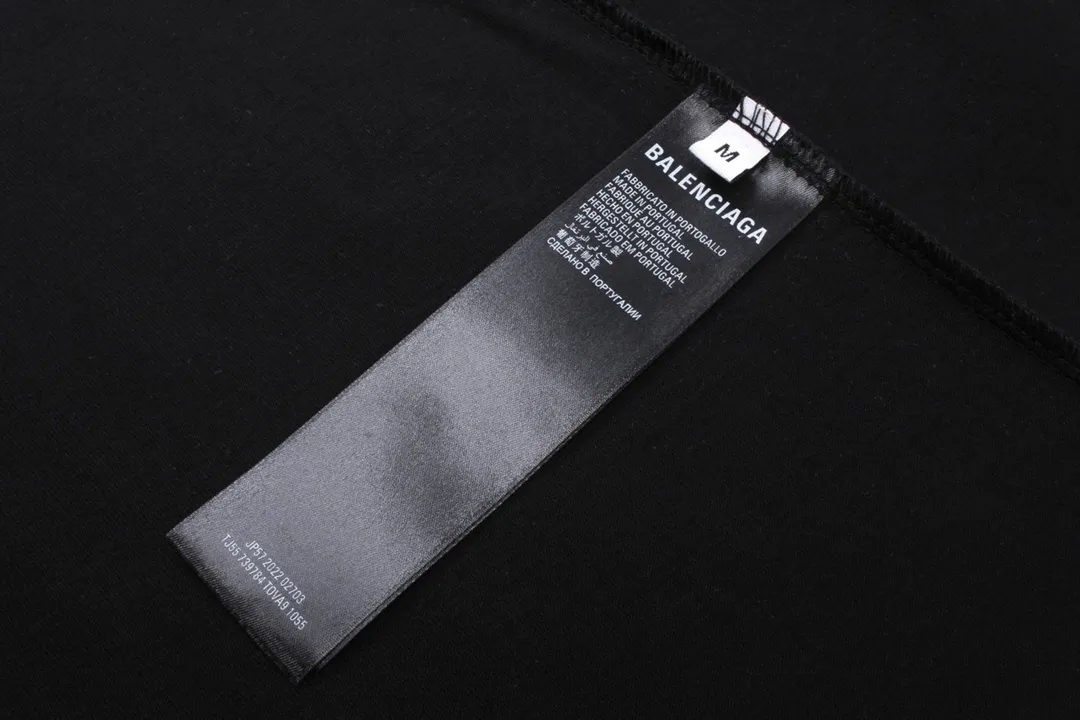 🅿️180 detailed pictures [Top version. Official website quality] BALENCI*GA/Paris. 2024 catwalk new style. Paris. Air ticket passport LOGO printed T-shirt, brick cabinet synchronization. Genuine product developed at the first time, welcome to compare! The fabric is made of Paris ZP custom-woven and dyed cotton double yarn. Weighing 260 grams, the cloth surface is clean. The cloth pattern is clear, soft and comfortable. The threads are dyed with no color difference. The classic LOGO is printed using imported machine-made white ink direct printing. The letters are clear and the effect is three-dimensional. Restore the brick cabinet. Different market currency, welcome to compare, the version adopts OS loose shoulder version. Same style for men and women Coding: BL223310 Color: black, white Size: XS to L