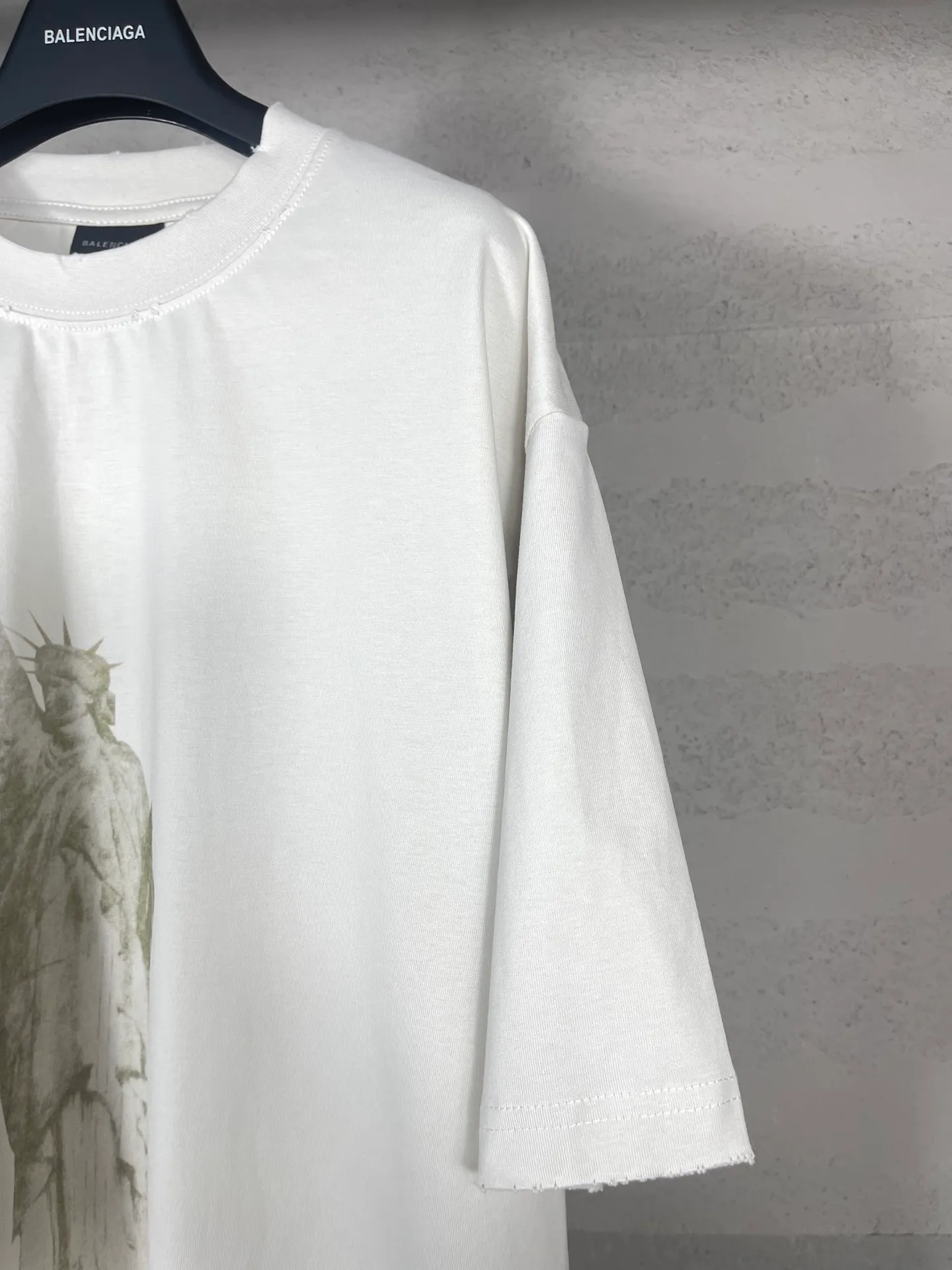 🅿️194 Detail Picture [Top version. Official website quality] BALENCI*GA/Paris. 2024 catwalk style goddess washed and distressed short-sleeved T-shirt 2024 new style. All pattern details, colors and Y-board customization. Note that the entire pattern of the authentic product is a night scene with the moon🌙 pattern light. See the picture for delivery at Jubie Market. Brick cabinets are synchronized. Genuine products are developed at the first time, and you can print and compare! The fabric is made of Paris ZP custom-woven and dyed cotton double yarn. Weighing 260 grams, the cloth surface is clean. The cloth pattern is clear, soft and comfortable. The threads are dyed with no color difference. The printing uses environmentally friendly imported materials and self-inking direct injection, with clear letters and three-dimensional effect. The entire garment is washed and distressed. The version adopts OS loose shoulder design. Same style for men and women. Code: BL223361 Color: washed black, beige. Size: XS to L