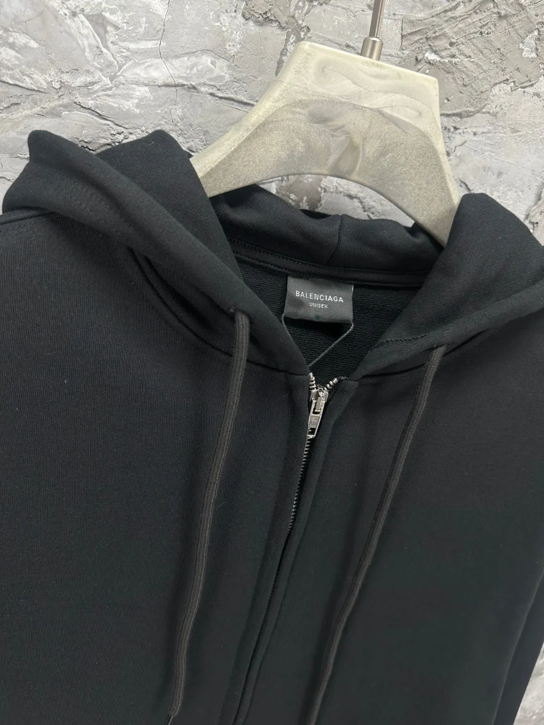 🅿️400 BALENCI*GA Paris' latest masking tape style hooded long-sleeved zipper sweatshirt. The back pattern is printed with imported environmentally friendly materials, and the tape is glued. Customized matching hardware. The letters are clear. The effect is three-dimensional. Exclusively pattern-woven and dyed 460g fabric. Threads are dyed in the same vat with zero color difference. Brick cabinet synchronization. Welcome to compare. Same style for men and women -Color: black beige -SIZE: Xs S M L Style No. 8970#