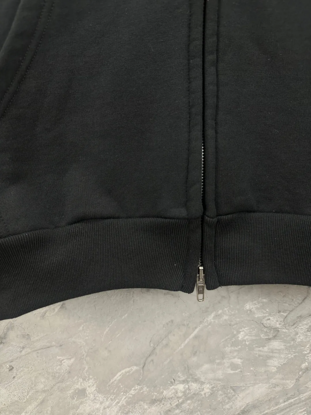 🅿️400 BALENCI*GA Paris' latest masking tape style hooded long-sleeved zipper sweatshirt. The back pattern is printed with imported environmentally friendly materials, and the tape is glued. Customized matching hardware. The letters are clear. The effect is three-dimensional. Exclusively pattern-woven and dyed 460g fabric. Threads are dyed in the same vat with zero color difference. Brick cabinet synchronization. Welcome to compare. Same style for men and women -Color: black beige -SIZE: Xs S M L Style No. 8970#