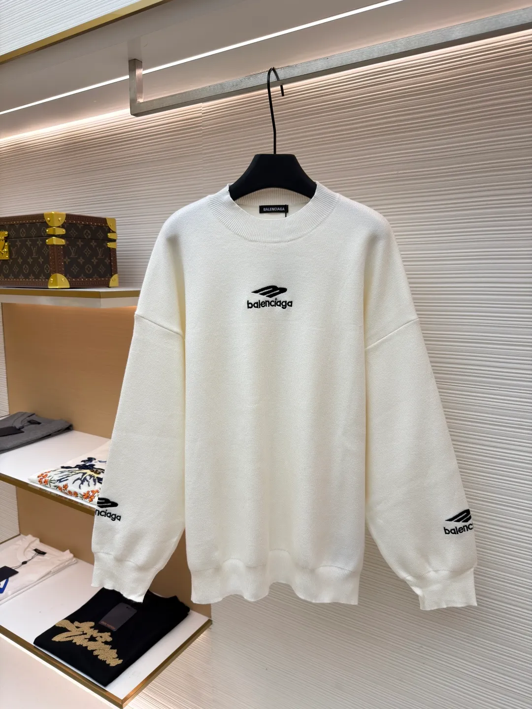 Balenciaga 3B embroidered woolen sweater ●Original version: Purchased and developed for 14800 ●Item number: 1681359-B10 ●Fabric: wool blended fabric ●Technology: embroidery production ●Color: white ●Version: loose version ●Weight: about 890 grams ●Size: Wool fabric has a strong thermal insulation effect, and each yarn has its own heating effect. The embroidery uses 3D three-dimensional embroidery. The spacing between each letter is the same as the original version, and the number of stitches is close to 20,000. The overall wiring is straight and delicate, the fabric is comfortable and soft, and the color is consistent without color difference. It can be matched with the same style to create a fashionable look and control various occasions. Customized accessories, complete with three standards, same style for men and women!