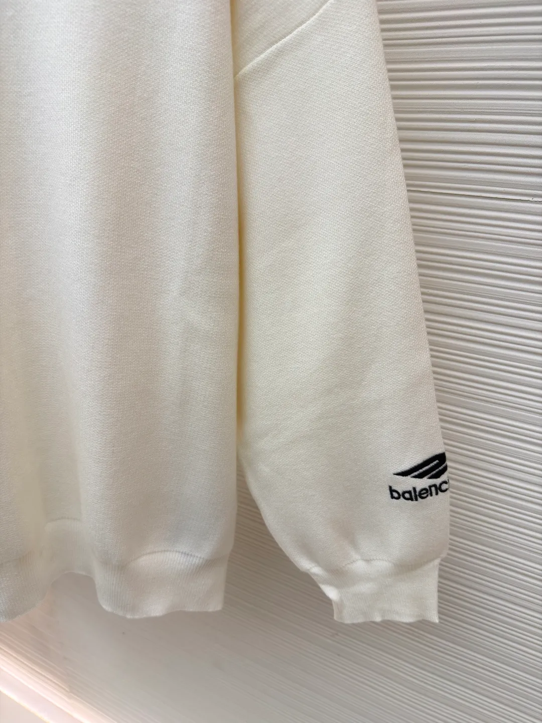 Balenciaga 3B embroidered woolen sweater ●Original version: Purchased and developed for 14800 ●Item number: 1681359-B10 ●Fabric: wool blended fabric ●Technology: embroidery production ●Color: white ●Version: loose version ●Weight: about 890 grams ●Size: Wool fabric has a strong thermal insulation effect, and each yarn has its own heating effect. The embroidery uses 3D three-dimensional embroidery. The spacing between each letter is the same as the original version, and the number of stitches is close to 20,000. The overall wiring is straight and delicate, the fabric is comfortable and soft, and the color is consistent without color difference. It can be matched with the same style to create a fashionable look and control various occasions. Customized accessories, complete with three standards, same style for men and women!