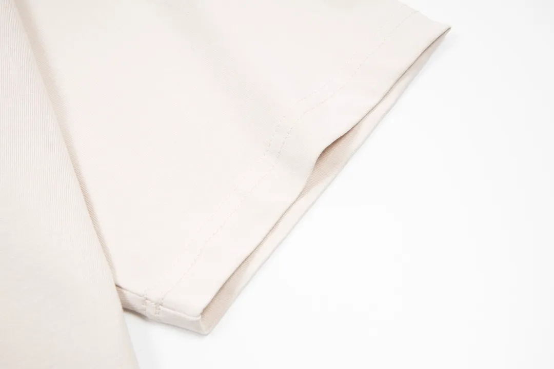 🅿️166 Detailed picture [Top version. Official website quality] BALENCI*GA/Paris#Classic style. Classic letter printed short-sleeved T-shirt on the front and back #brick cabinet synchronization.                       The fabric is made of Paris ZP custom-woven and dyed cotton double yarn, weighing 260 grams. The cloth surface is clean. The cloth pattern is clear, soft and comfortable. The threads are dyed with no color difference. The classic pattern is printed with environmentally friendly imported materials, precision printing screen, the letters are clear, the effect is three-dimensional, and the brick cabinet is restored. The version adopts OS loose shoulder style. Same style for men and women. Coding: BL223022 Color: black, beige, white, blue, floral gray, beige. Size: XS to L