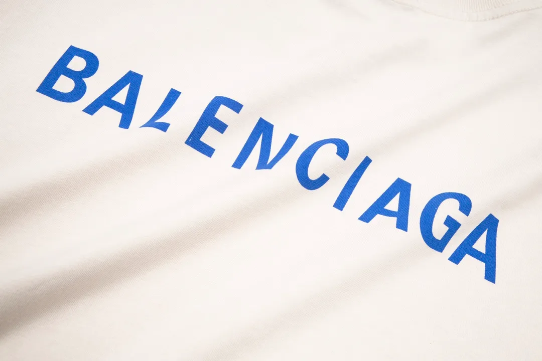 🅿️166 Detailed picture [Top version. Official website quality] BALENCI*GA/Paris#Classic style. Classic letter printed short-sleeved T-shirt on the front and back #brick cabinet synchronization.                       The fabric is made of Paris ZP custom-woven and dyed cotton double yarn, weighing 260 grams. The cloth surface is clean. The cloth pattern is clear, soft and comfortable. The threads are dyed with no color difference. The classic pattern is printed with environmentally friendly imported materials, precision printing screen, the letters are clear, the effect is three-dimensional, and the brick cabinet is restored. The version adopts OS loose shoulder style. Same style for men and women. Coding: BL223022 Color: black, beige, white, blue, floral gray, beige. Size: XS to L