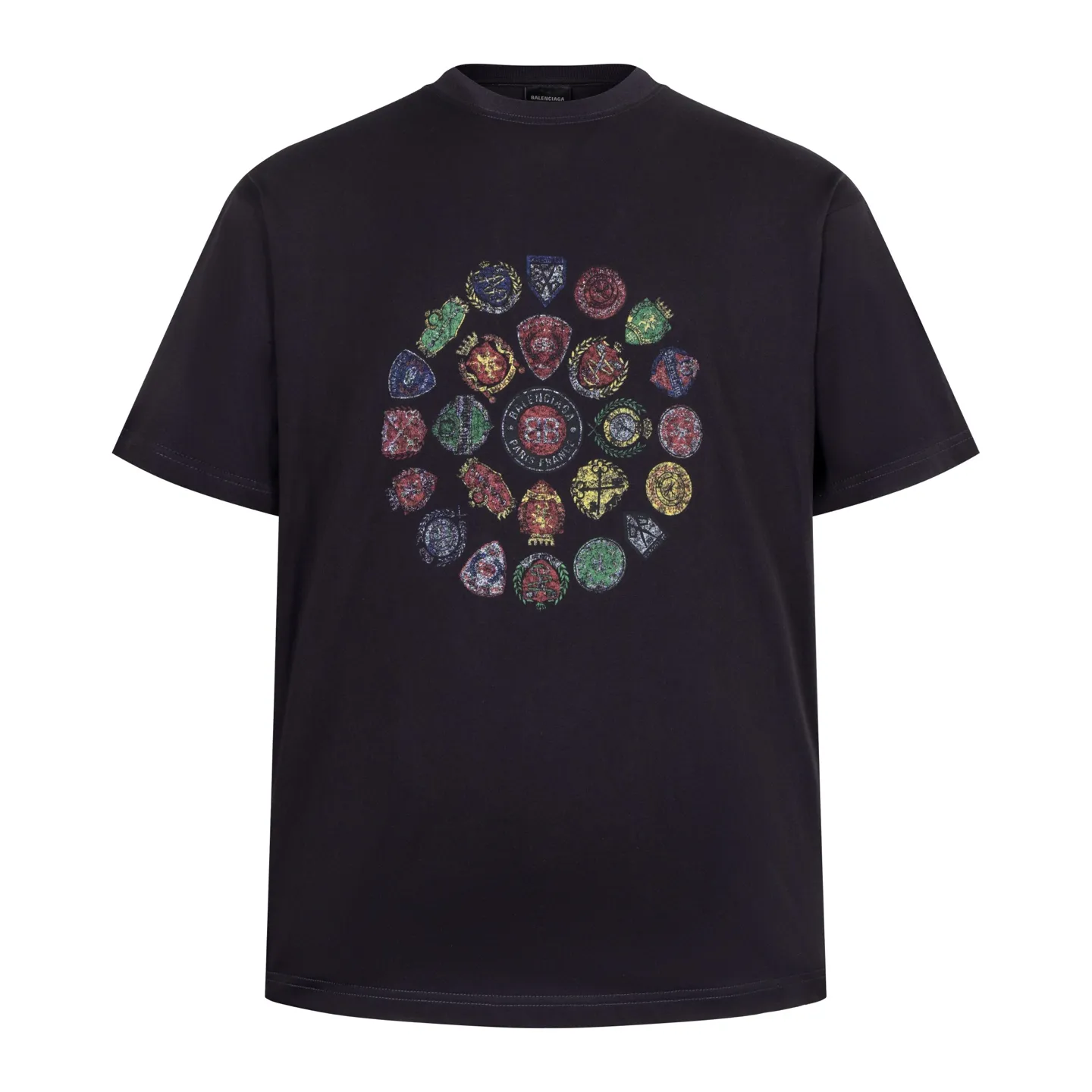 🅿️290 [Exclusive supply] BLCG 25FW badge printed short sleeves (black) The fabric is made of 24S 185g double yarn special textile compact cotton, and the rib is made of 32S 340g double yarn stretch rib. The structure of pure cotton fabric is plain weave. The surface of the fabric is smooth and delicate, and the texture is tight. It has good moisture absorption, breathability and comfort, and can keep you dry and comfortable. Due to its tight spinning process, it also has good wrinkle resistance and durability, making it suitable for long-term wear or use. The multi-layer superposition process of dark flower paste dots uses precision screen technology to cover the fabric with translucent printing paste through multiple layered printing. Each layer is laminated and fused with micron-level tolerances. Through subtle changes in the thickness and density of the slurry, an invisible pattern with a transition between dark and light is formed on the surface of the fabric. This technology replaces color contrast with physical accumulation, and uses the diffuse reflection of light on concave and convex surfaces to present a looming light and shadow relief effect, creating a high-end print with both visual haziness and tactile three-dimensionality, which perfectly fits the low-key and luxurious design aesthetics. Size:XS-S-M-L
