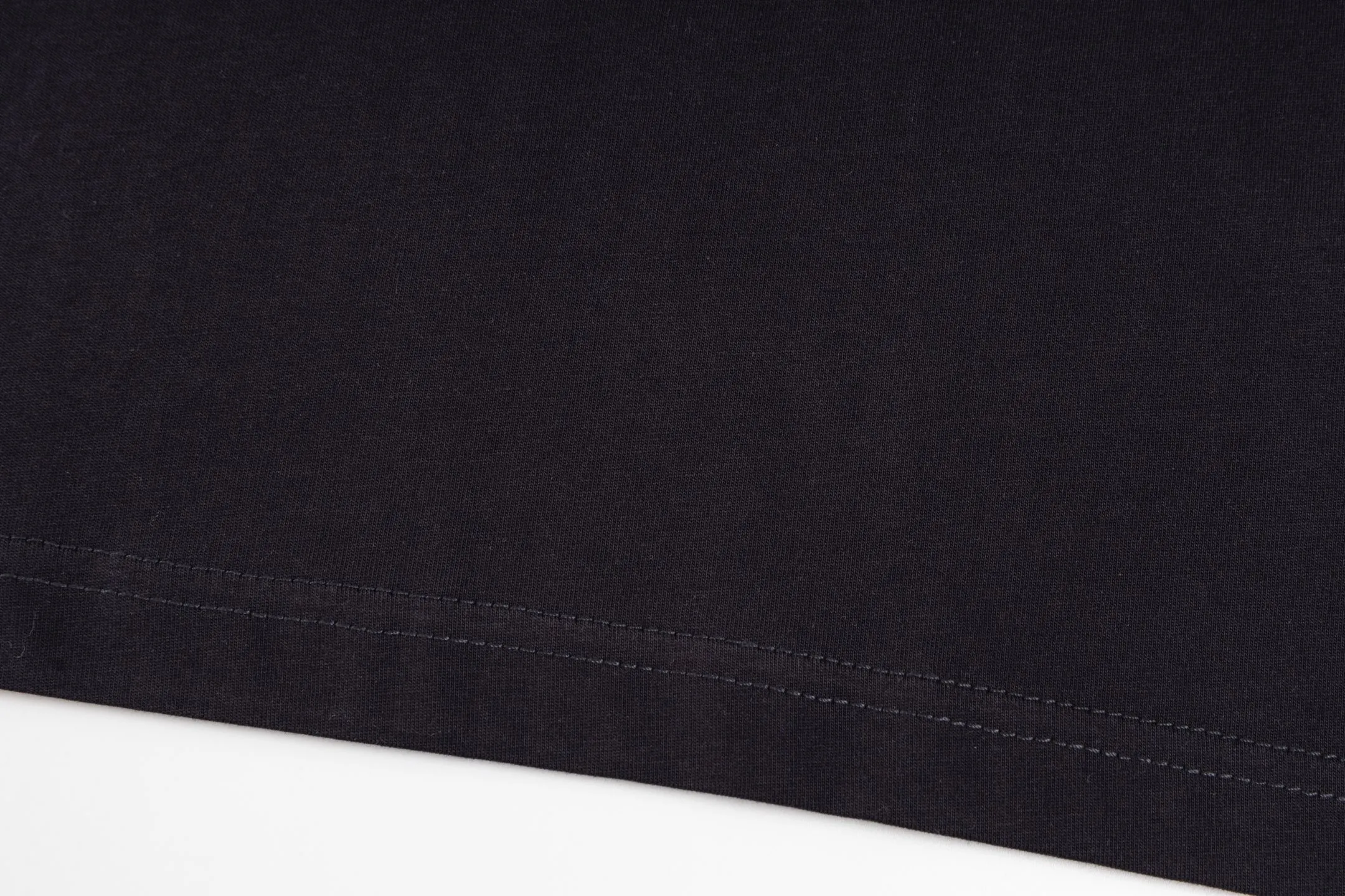 🅿️290 [Exclusive supply] BLCG 25FW badge printed short sleeves (black) The fabric is made of 24S 185g double yarn special textile compact cotton, and the rib is made of 32S 340g double yarn stretch rib. The structure of pure cotton fabric is plain weave. The surface of the fabric is smooth and delicate, and the texture is tight. It has good moisture absorption, breathability and comfort, and can keep you dry and comfortable. Due to its tight spinning process, it also has good wrinkle resistance and durability, making it suitable for long-term wear or use. The multi-layer superposition process of dark flower paste dots uses precision screen technology to cover the fabric with translucent printing paste through multiple layered printing. Each layer is laminated and fused with micron-level tolerances. Through subtle changes in the thickness and density of the slurry, an invisible pattern with a transition between dark and light is formed on the surface of the fabric. This technology replaces color contrast with physical accumulation, and uses the diffuse reflection of light on concave and convex surfaces to present a looming light and shadow relief effect, creating a high-end print with both visual haziness and tactile three-dimensionality, which perfectly fits the low-key and luxurious design aesthetics. Size:XS-S-M-L
