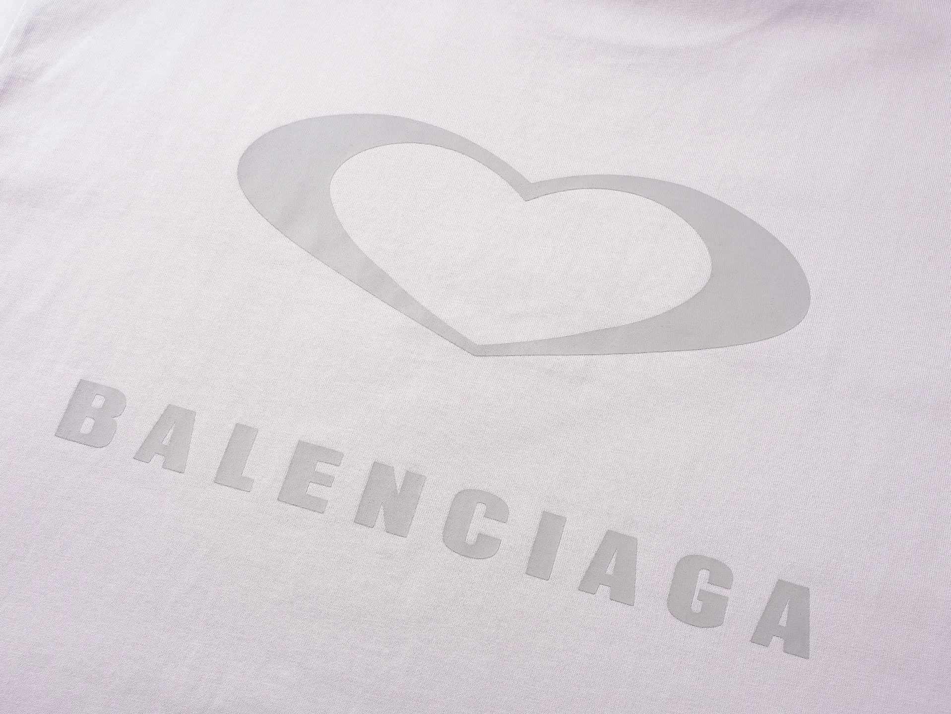 🅿️186 real photos [Top version. Official website quality] BALENCI*GA/Paris. SS25 latest model, Paris Chinese Valentine's Day limited edition, short-sleeved T-shirt with love LOGO embroidery on the front and love LOGO printing on the back. Brick cabinet synchronization. Genuine product developed at the first time, welcome to compare! The fabric is made of Paris ZP custom-woven and dyed cotton double yarn. Weighing 260 grams, the cloth surface is clean. The cloth pattern is clear, soft and comfortable. The threads are dyed with no color difference. The embroidery is done using imported Tajima embroidery machines. The printing uses environmentally friendly imported rubber paddles. The letters are clear and the effect is three-dimensional. The version adopts OS loose shoulder design. Same style for men and women. Code: BL253721 Color: black, red, pink, off-white Size: XS S M L