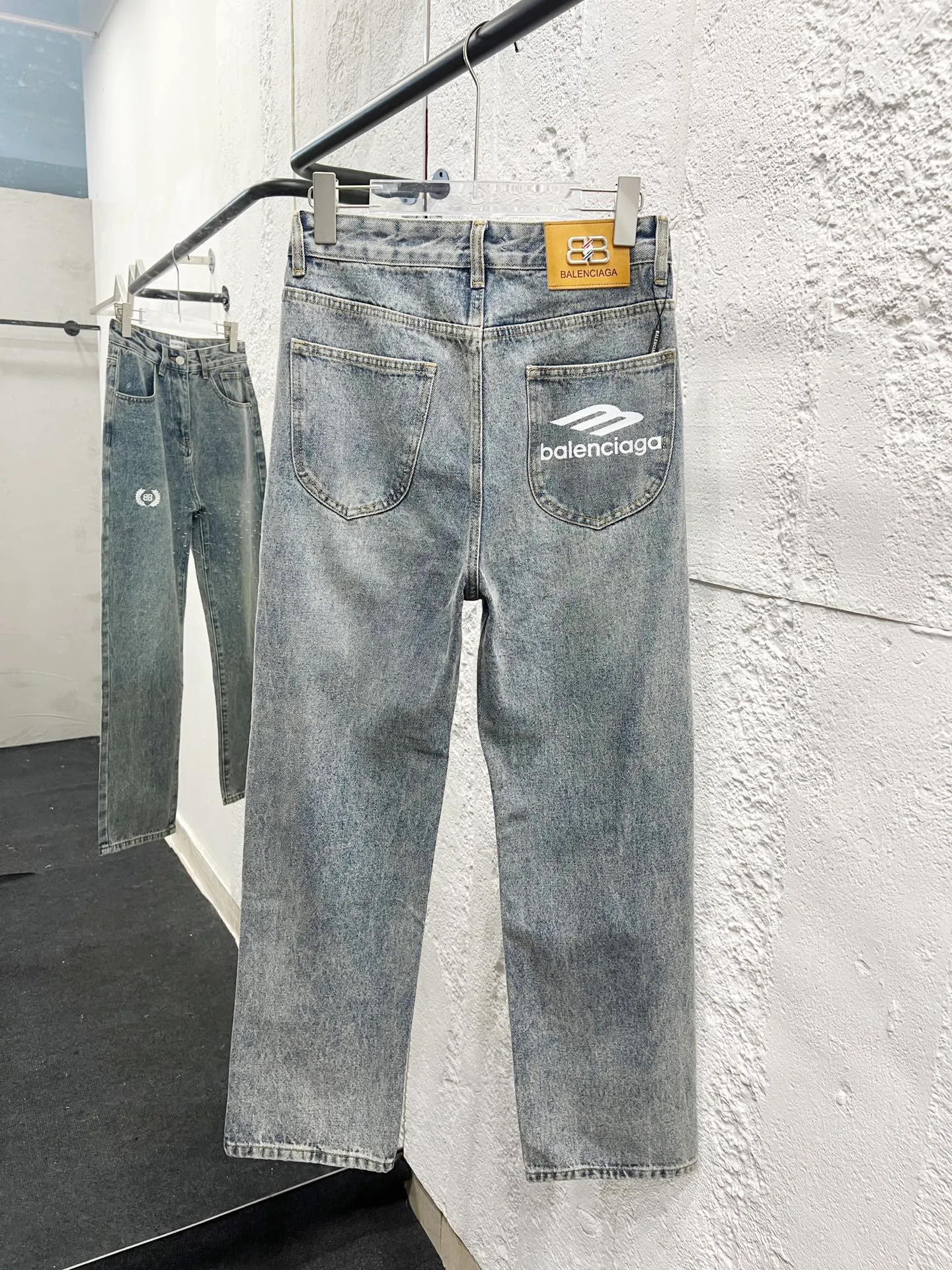 🅿️260 Style No.: H893 Balenciaga & BALENCIAGA’s new classic letter-printed logo jeans use unique technology to perfectly interpret the dreamlike colors of the Northern Lights. Each pair of jeans is unique and colorful, as if the mystery and beauty of the Northern Lights are worn on the body. The tie-dye process makes the color transition of the jeans natural and rich in layers, giving people an artistic visual enjoyment. Moreover, this process also makes the jeans softer and more comfortable, and they fit your body very well when worn, allowing you to show off your perfect body curves. They are made of high-quality denim fabric and carefully processed to have good wear resistance and durability. This new type of jeans uses tie-dye technology to interpret the dreamlike colors of the Northern Lights. It is not only fashionable and versatile, but also enhances your aura and becomes the focus of everyone's attention. Original goods, washed casual jeans, imported original washed stretch fabrics, comfortable and elastic, original hardware accessories decorated with logo, super correct version, extremely high grade, counter quality, fashionable and stylish upper body. The printing uses imported foam printing, customized buttons, YKK zippers. The complete set of accessories is customized in a one-to-one mold. Color: Gray Size: 28-30-32-34-36 (s-xxl)