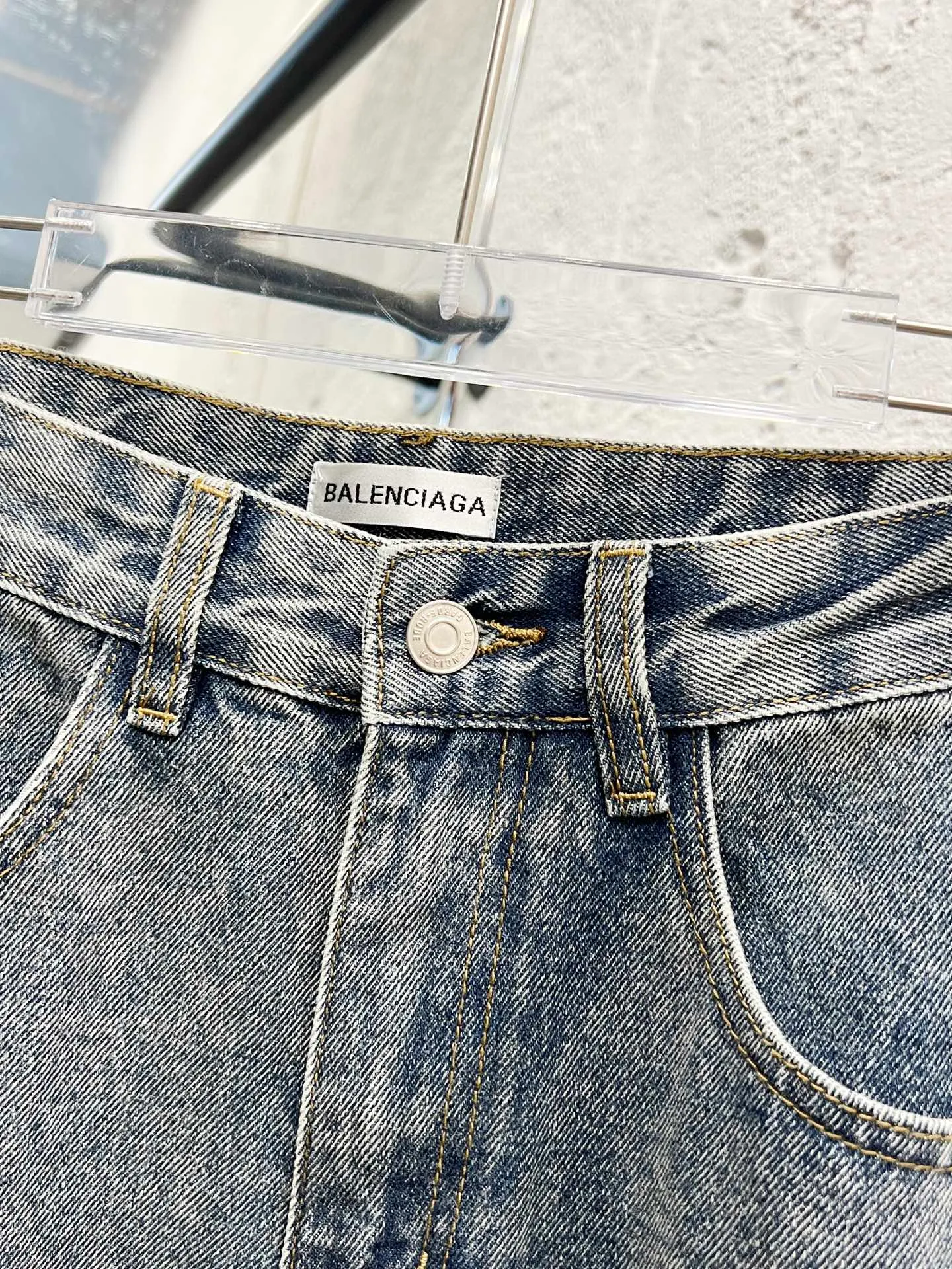 🅿️260 Style No.: H893 Balenciaga & BALENCIAGA’s new classic letter-printed logo jeans use unique technology to perfectly interpret the dreamlike colors of the Northern Lights. Each pair of jeans is unique and colorful, as if the mystery and beauty of the Northern Lights are worn on the body. The tie-dye process makes the color transition of the jeans natural and rich in layers, giving people an artistic visual enjoyment. Moreover, this process also makes the jeans softer and more comfortable, and they fit your body very well when worn, allowing you to show off your perfect body curves. They are made of high-quality denim fabric and carefully processed to have good wear resistance and durability. This new type of jeans uses tie-dye technology to interpret the dreamlike colors of the Northern Lights. It is not only fashionable and versatile, but also enhances your aura and becomes the focus of everyone's attention. Original goods, washed casual jeans, imported original washed stretch fabrics, comfortable and elastic, original hardware accessories decorated with logo, super correct version, extremely high grade, counter quality, fashionable and stylish upper body. The printing uses imported foam printing, customized buttons, YKK zippers. The complete set of accessories is customized in a one-to-one mold. Color: Gray Size: 28-30-32-34-36 (s-xxl)