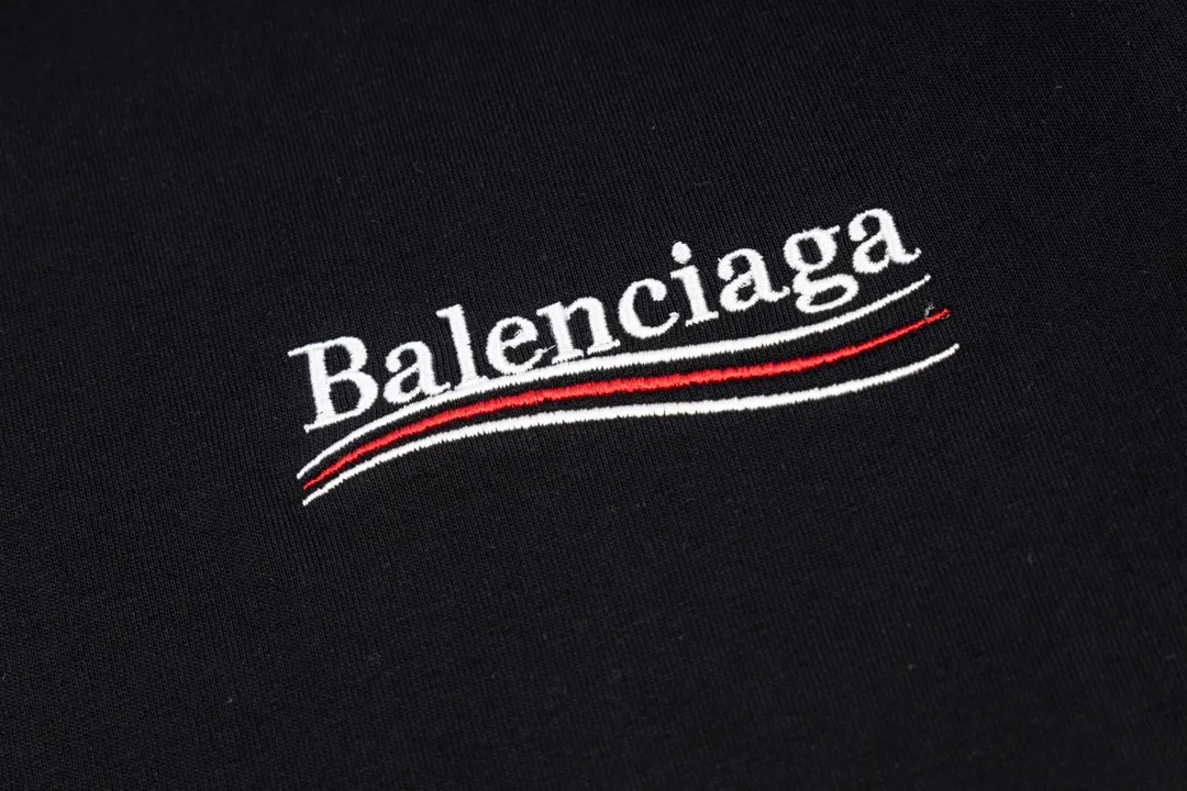 🅿️166 Detailed picture [Top version. Official website quality] BALENCI*GA/Paris#Classic.Coke embroidered short-sleeved T-shirt# The fabric is made of Paris ZP custom-woven and dyed cotton double yarn. Weighing 260 grams, the cloth surface is clean. The cloth pattern is clear, soft and comfortable. The threads are dyed with no color difference. The classic pattern embroidery uses an imported embroidery machine, and the embroidery thread color is embroidered according to the original color. It is produced according to the pictures in the special market. The letters are clear. The three-dimensional effect is strong. The version adopts the OS loose shoulder version. The same style for men and women. Coding: BL223028 Color: black. White. Dark gray. Brown. Light green. Purple. Off-white. Size: XS S M L