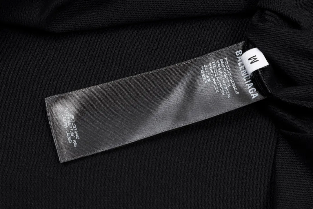 🅿️166 Detailed picture [Top version. Official website quality] BALENCI*GA/Paris#Classic.Coke embroidered short-sleeved T-shirt# The fabric is made of Paris ZP custom-woven and dyed cotton double yarn. Weighing 260 grams, the cloth surface is clean. The cloth pattern is clear, soft and comfortable. The threads are dyed with no color difference. The classic pattern embroidery uses an imported embroidery machine, and the embroidery thread color is embroidered according to the original color. It is produced according to the pictures in the special market. The letters are clear. The three-dimensional effect is strong. The version adopts the OS loose shoulder version. The same style for men and women. Coding: BL223028 Color: black. White. Dark gray. Brown. Light green. Purple. Off-white. Size: XS S M L