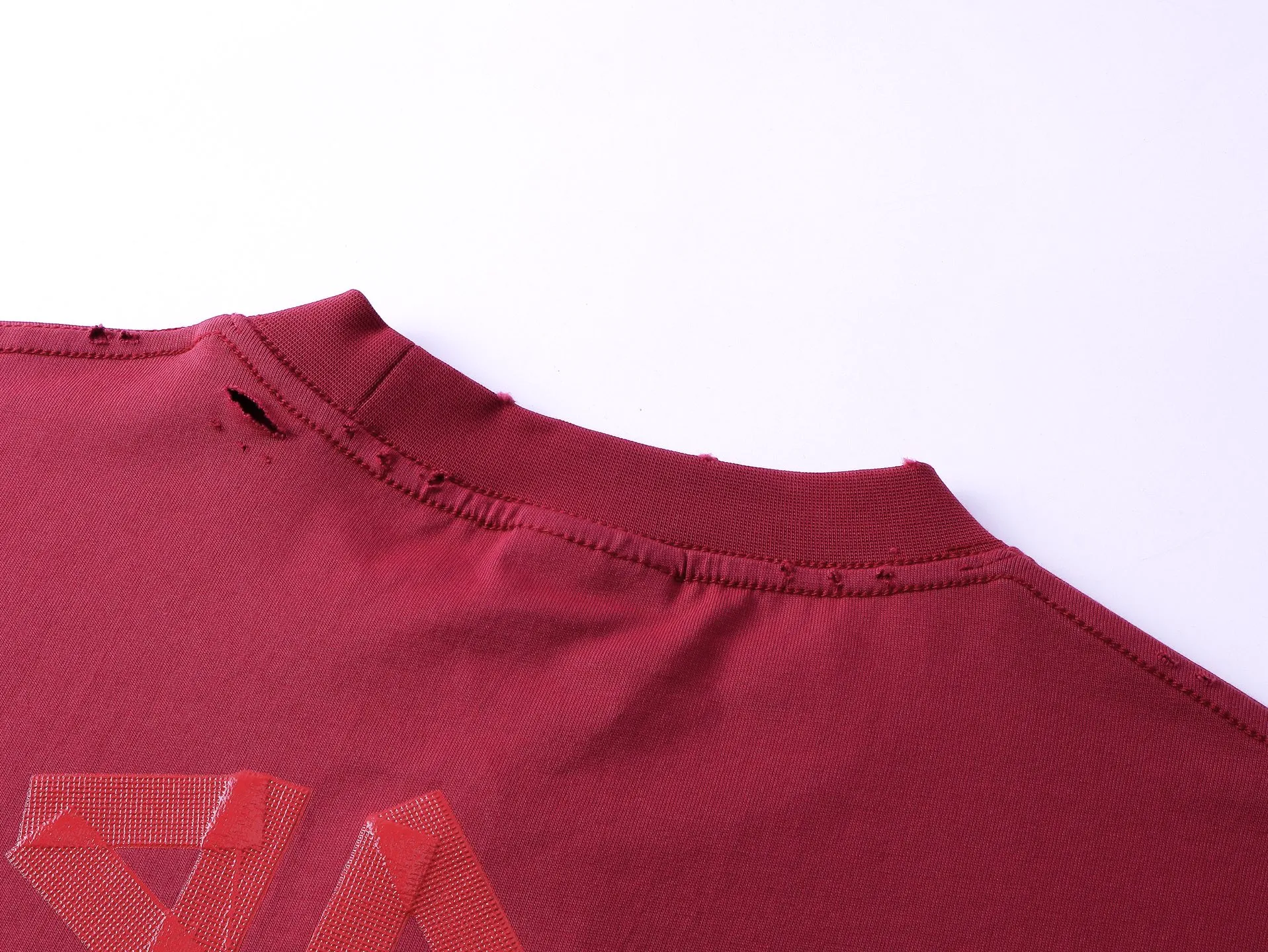 🅿️194 Actual pictures [Top version. Official website quality] BALENCI*GA/Paris. 25ss latest classic. Masking tape printing. Ready-to-wear washed and frayed short-sleeved T-shirt. Brick cabinet synchronization. The fabric is made of Paris ZP custom-woven and dyed 100% cotton double yarn compact cotton. The weight is 260 grams, the cloth surface is clean. The cloth pattern is clear, soft and comfortable, and the thread is dyed with no color difference. The classic pattern is printed with environmentally friendly imported materials, and the tape pattern is glued. The letters are clear and the effect is three-dimensional. Restored brick cabinet. The garments were washed and aged, and polished by many hands. Produced by ultra-heavy craftsmanship, the market currency is very different, welcome to compare. The version adopts OS loose shoulder design. The same style for men and women. Code: BL253383 Color: black blue, plum red, khaki Size: XS S M L
