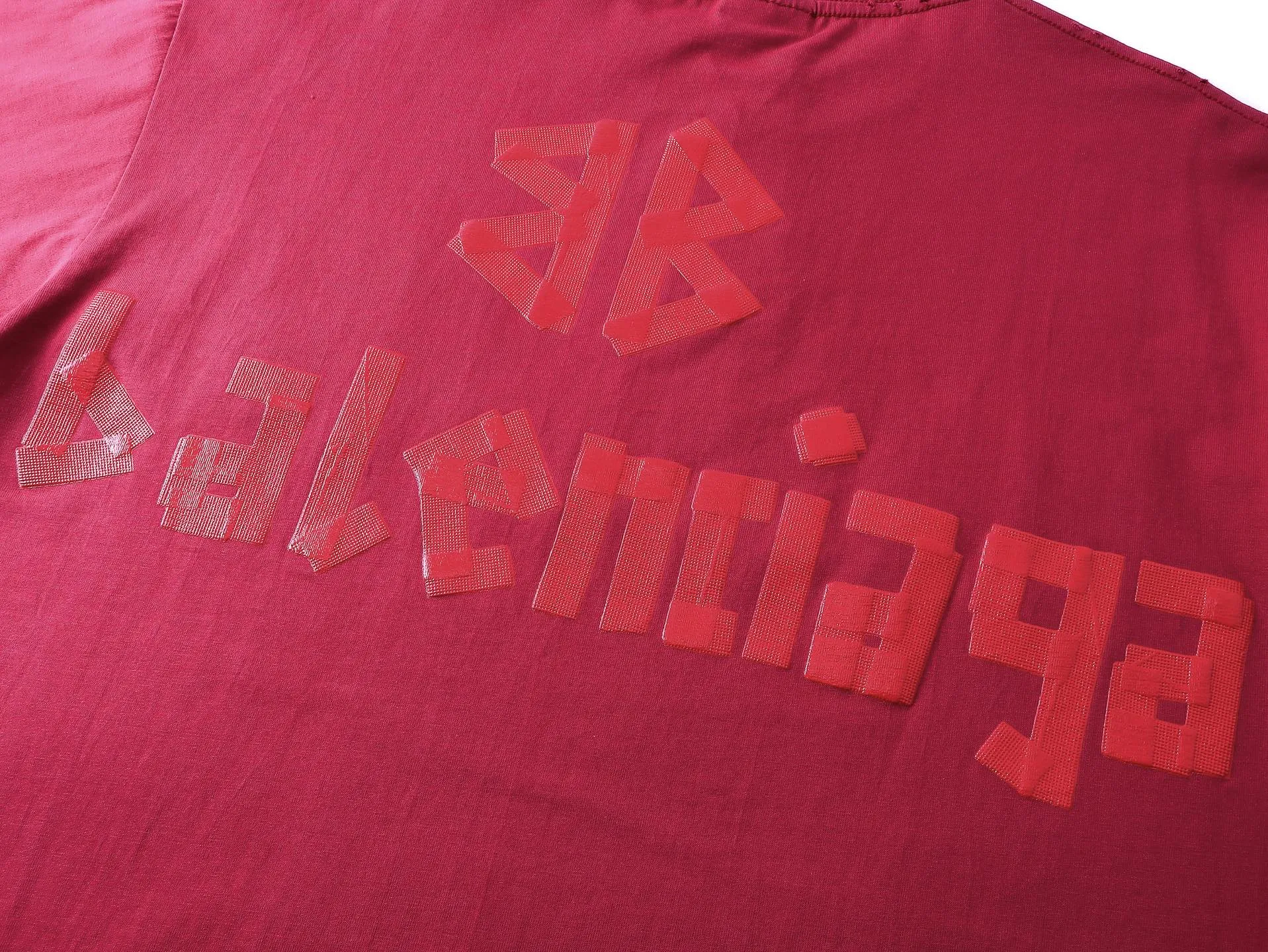 🅿️194 Actual pictures [Top version. Official website quality] BALENCI*GA/Paris. 25ss latest classic. Masking tape printing. Ready-to-wear washed and frayed short-sleeved T-shirt. Brick cabinet synchronization. The fabric is made of Paris ZP custom-woven and dyed 100% cotton double yarn compact cotton. The weight is 260 grams, the cloth surface is clean. The cloth pattern is clear, soft and comfortable, and the thread is dyed with no color difference. The classic pattern is printed with environmentally friendly imported materials, and the tape pattern is glued. The letters are clear and the effect is three-dimensional. Restored brick cabinet. The garments were washed and aged, and polished by many hands. Produced by ultra-heavy craftsmanship, the market currency is very different, welcome to compare. The version adopts OS loose shoulder design. The same style for men and women. Code: BL253383 Color: black blue, plum red, khaki Size: XS S M L