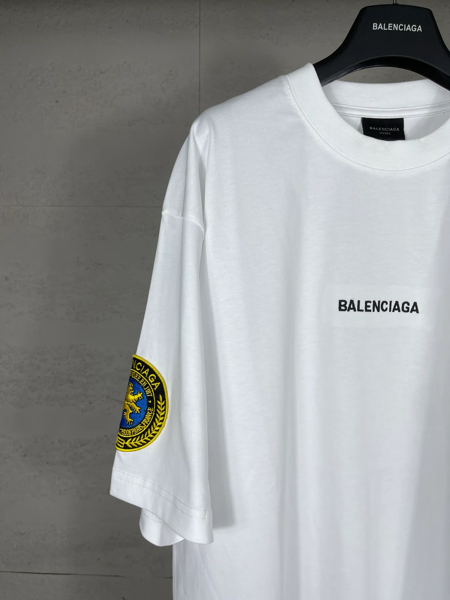 🅿️200 real photos [Top version. Official website quality] BALENCI*GA/Paris BALENCI*GA# new style, 2025 new model with Paris letter LOGO embroidery on the chest, exquisite micro-embroidery on the left and right cuffs, ready-made washed and distressed short-sleeved T-shirts, and brick cabinet synchronization. Welcome to compare. The fabric is made of Paris ZP custom-woven and dyed 100% cotton double-yarn compact cotton. The weight is 260 grams. The cloth surface is clean. The cloth pattern is clear. It is soft and comfortable. It has good color fastness and is not easy to change color. The threads are woven and dyed with no color difference. The embroidery is done using a Tajima embroidery machine, with clear patterns and three-dimensional letters. Comparisons welcome. Restore brick cabinet. The version adopts OS loose shoulder version. Same style for men and women. Code: BL253699 Color: black, white Size: XS S M L