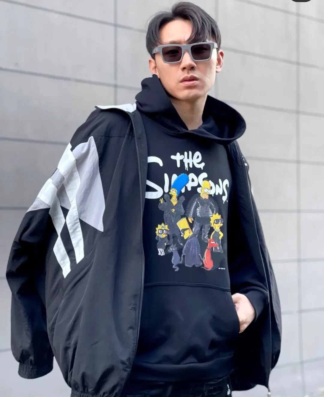 ♻️💯Upper body reference model picture❤️Spring and autumn top-notch proven version Balenciaga BALENCIAGA The Simpsons cartoon pattern explosion pattern pure cotton loose hooded sweatshirt for men and women couples. The process uses Kornit printing cracking effect. The front panel printing glue bursting effect uses imported transparent slurry to scrape the bottom to make the printing bursting feel uniform. (PS: If this process is missing, the printing will easily fall off in large areas after cracking.) The embroidery at the hem uses a Tajima embroidery machine imported from Japan, which makes the size and spacing of the letters even, and the hollows of the letters will not be filled. Precise craftsmanship, full of details. The fabric is made of 520g crystal composite fleece cotton, brand new, washed, and labeled. Genuine products are consistent and synchronized, and coded authentic products are consistent and synchronized. Top tested version, accurate and flawless.  Color: White Blue Black Size: XS-L P:520