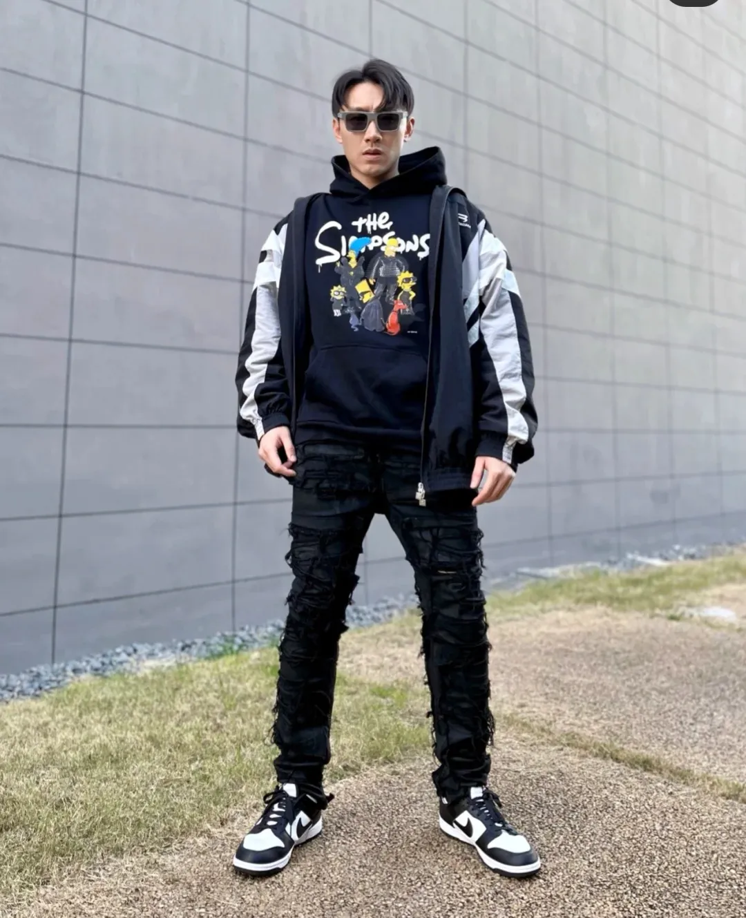 ♻️💯Upper body reference model picture❤️Spring and autumn top-notch proven version Balenciaga BALENCIAGA The Simpsons cartoon pattern explosion pattern pure cotton loose hooded sweatshirt for men and women couples. The process uses Kornit printing cracking effect. The front panel printing glue bursting effect uses imported transparent slurry to scrape the bottom to make the printing bursting feel uniform. (PS: If this process is missing, the printing will easily fall off in large areas after cracking.) The embroidery at the hem uses a Tajima embroidery machine imported from Japan, which makes the size and spacing of the letters even, and the hollows of the letters will not be filled. Precise craftsmanship, full of details. The fabric is made of 520g crystal composite fleece cotton, brand new, washed, and labeled. Genuine products are consistent and synchronized, and coded authentic products are consistent and synchronized. Top tested version, accurate and flawless.  Color: White Blue Black Size: XS-L P:520