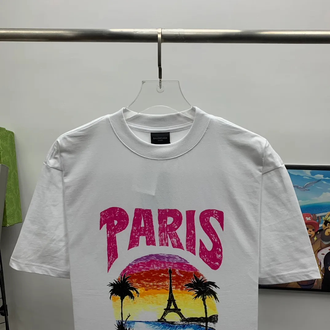 Top tested version 𝐁A𝐋EN𝐂IA𝐆A/Balenciaga Sunset Paris Eiffel Tower T-shirt Fabric: 32 pieces of double yarn 240g - counter synchronization #The highest version on the market The original development of custom-woven fabrics is washed and treated with a full sense of thickness The texture is different from market products Highly restored #Original mold opening Use imported elliptical machine printing Each print is neatly aligned No burrs Hand-printed front and rear platens Precision mesh production stencil Imported environmentally friendly slurry squeegee, the letters are clearly restored, the letter spacing is the same size as the original, highly restored to 24ss, the best-selling model on the market, the same style for men and women size: xs s m l color: white black P: 290