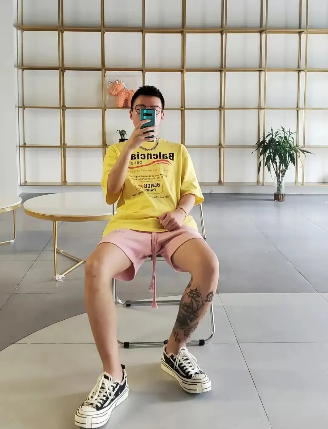 ♻️💯Upper body reference model picture❤️Top tested version Balenciaga environmental logo arrow three-color loose breathable cotton short-sleeved T-shirt BLCG is one of the most influential brands in the fashion industry. Founded in 1919 by Cristóbal Balenciaga and settled in Paris in 1936, he led many important fashion movements between 1930 and 1968. The representative ready-to-wear series reflects the identity of the brand - Fabric: Made of 32-count double yarn, 260-gram weight fabric, imported knitted needle carded cotton, with moderate thickness, drape and contour - The front printing screen plate is hand-printed, and the 3D full-color scanned pattern is made into film to ensure the highest degree of printing pattern restoration. The upper and lower LOGO printing has a strong touch texture. The printing material uses environmentally friendly active water slurry and anti-sublimation liquid as the base. The garment is resistant to washing and does not desizing. Color: off-white, fluorescent yellow, navy blue Size: XS-L P:250