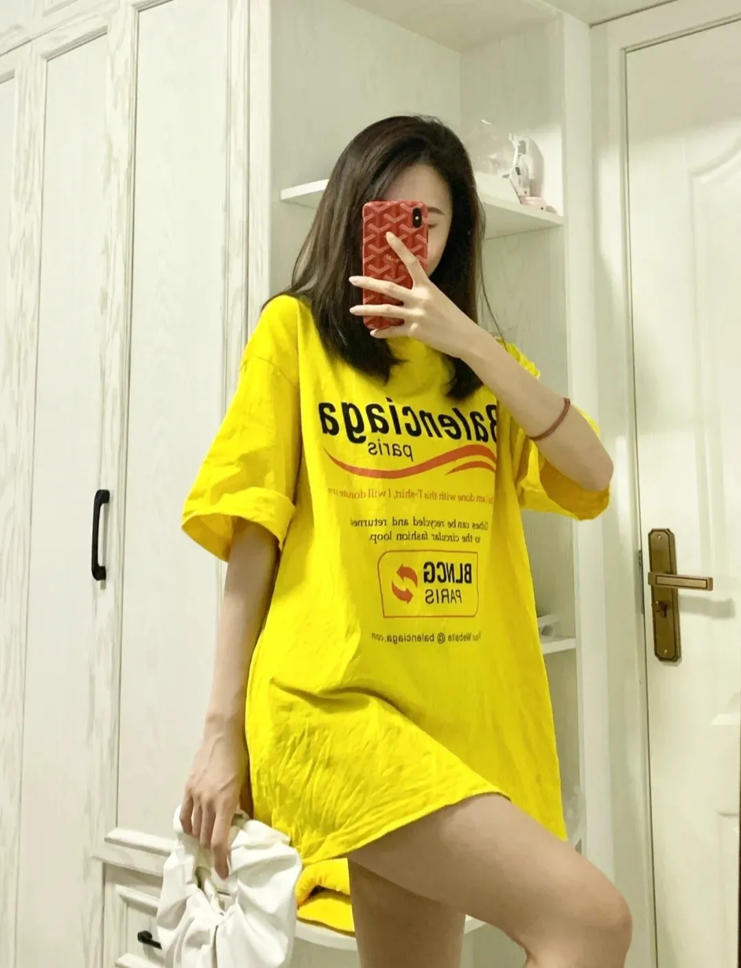 ♻️💯Upper body reference model picture❤️Top tested version Balenciaga environmental logo arrow three-color loose breathable cotton short-sleeved T-shirt BLCG is one of the most influential brands in the fashion industry. Founded in 1919 by Cristóbal Balenciaga and settled in Paris in 1936, he led many important fashion movements between 1930 and 1968. The representative ready-to-wear series reflects the identity of the brand - Fabric: Made of 32-count double yarn, 260-gram weight fabric, imported knitted needle carded cotton, with moderate thickness, drape and contour - The front printing screen plate is hand-printed, and the 3D full-color scanned pattern is made into film to ensure the highest degree of printing pattern restoration. The upper and lower LOGO printing has a strong touch texture. The printing material uses environmentally friendly active water slurry and anti-sublimation liquid as the base. The garment is resistant to washing and does not desizing. Color: off-white, fluorescent yellow, navy blue Size: XS-L P:250