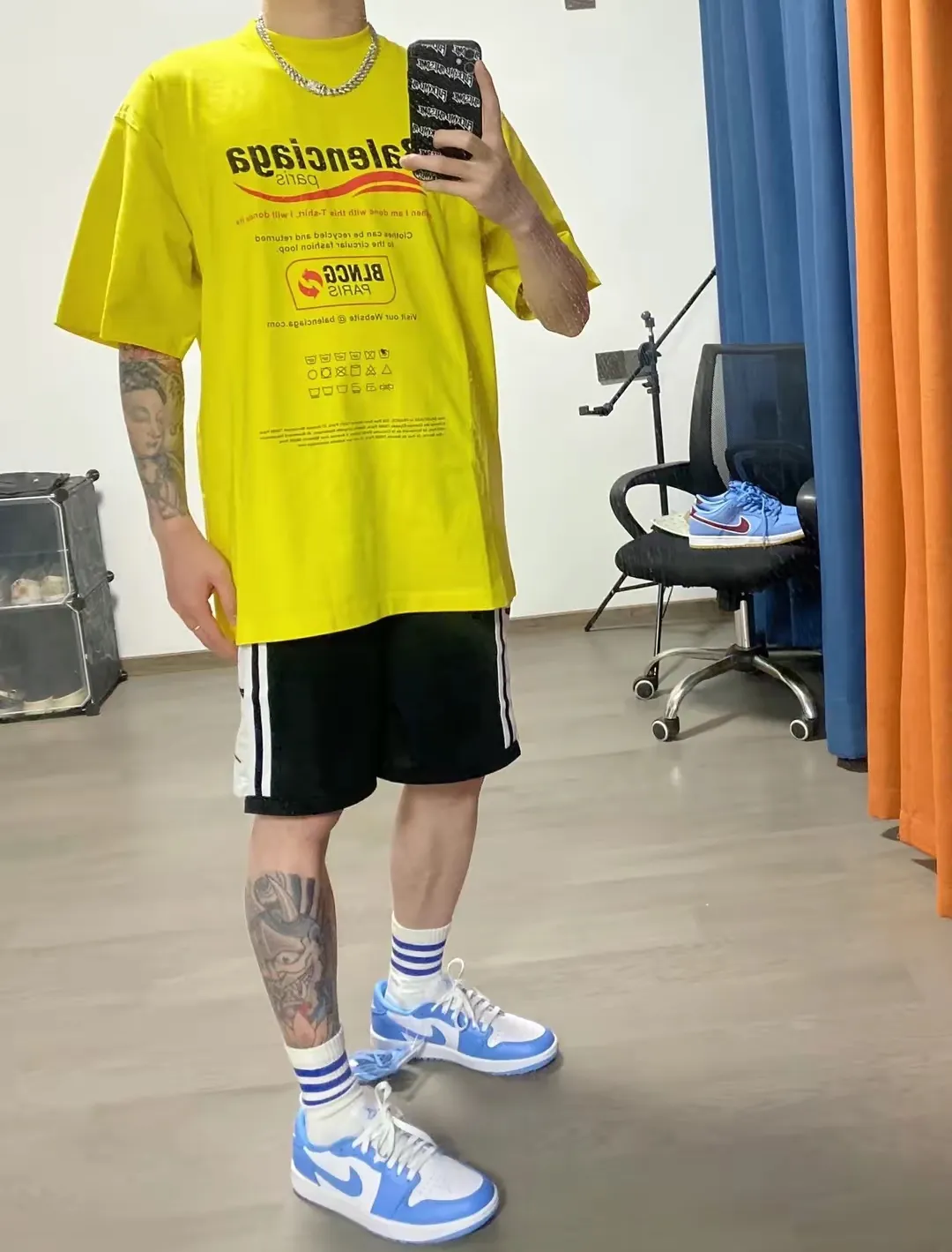 ♻️💯Upper body reference model picture❤️Top tested version Balenciaga environmental logo arrow three-color loose breathable cotton short-sleeved T-shirt BLCG is one of the most influential brands in the fashion industry. Founded in 1919 by Cristóbal Balenciaga and settled in Paris in 1936, he led many important fashion movements between 1930 and 1968. The representative ready-to-wear series reflects the identity of the brand - Fabric: Made of 32-count double yarn, 260-gram weight fabric, imported knitted needle carded cotton, with moderate thickness, drape and contour - The front printing screen plate is hand-printed, and the 3D full-color scanned pattern is made into film to ensure the highest degree of printing pattern restoration. The upper and lower LOGO printing has a strong touch texture. The printing material uses environmentally friendly active water slurry and anti-sublimation liquid as the base. The garment is resistant to washing and does not desizing. Color: off-white, fluorescent yellow, navy blue Size: XS-L P:250