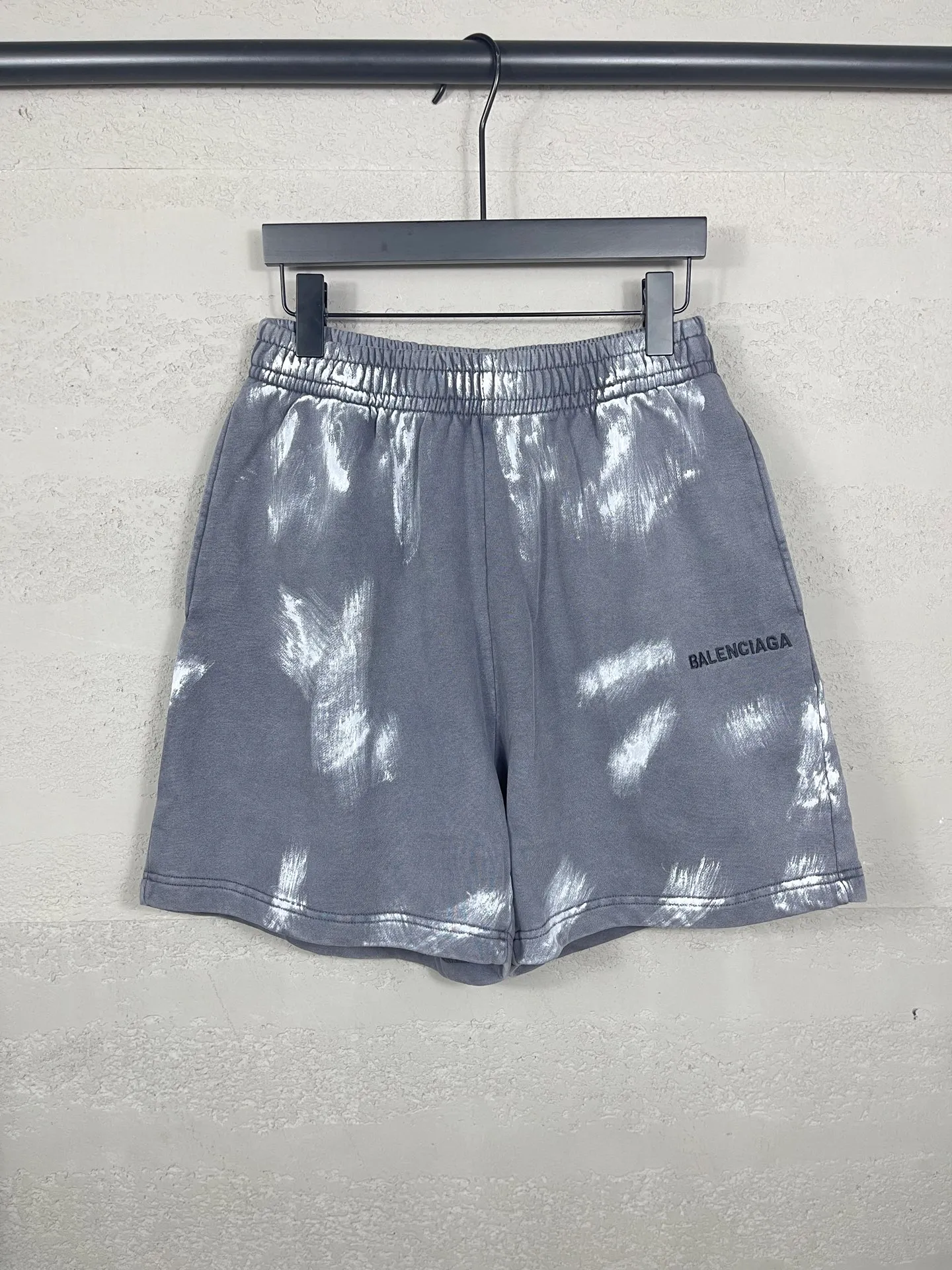 🅿️240 real shots [Top version. Official website quality] BALENCI*GA/Paris. 2025 new model. Embroidered letter LOGO on the front, washed, distressed, hand-painted graffiti shorts. Brick cabinet synchronization. Genuine product developed at the first time, super heavy craftsmanship! Happy printing comparison! The fabric is made of Paris ZP custom-woven and dyed 100% cotton terry sweatshirt. The weight is 460 grams. The cloth surface is clean. The cloth pattern is clear, soft and comfortable to the touch. The embroidery is embroidered with an imported Tajima embroidery machine. The letters are clear and the effect is three-dimensional. The version adopts a loose version. Same style for men and women. Code: BL257006 Color: washed gray Size: XS S M L