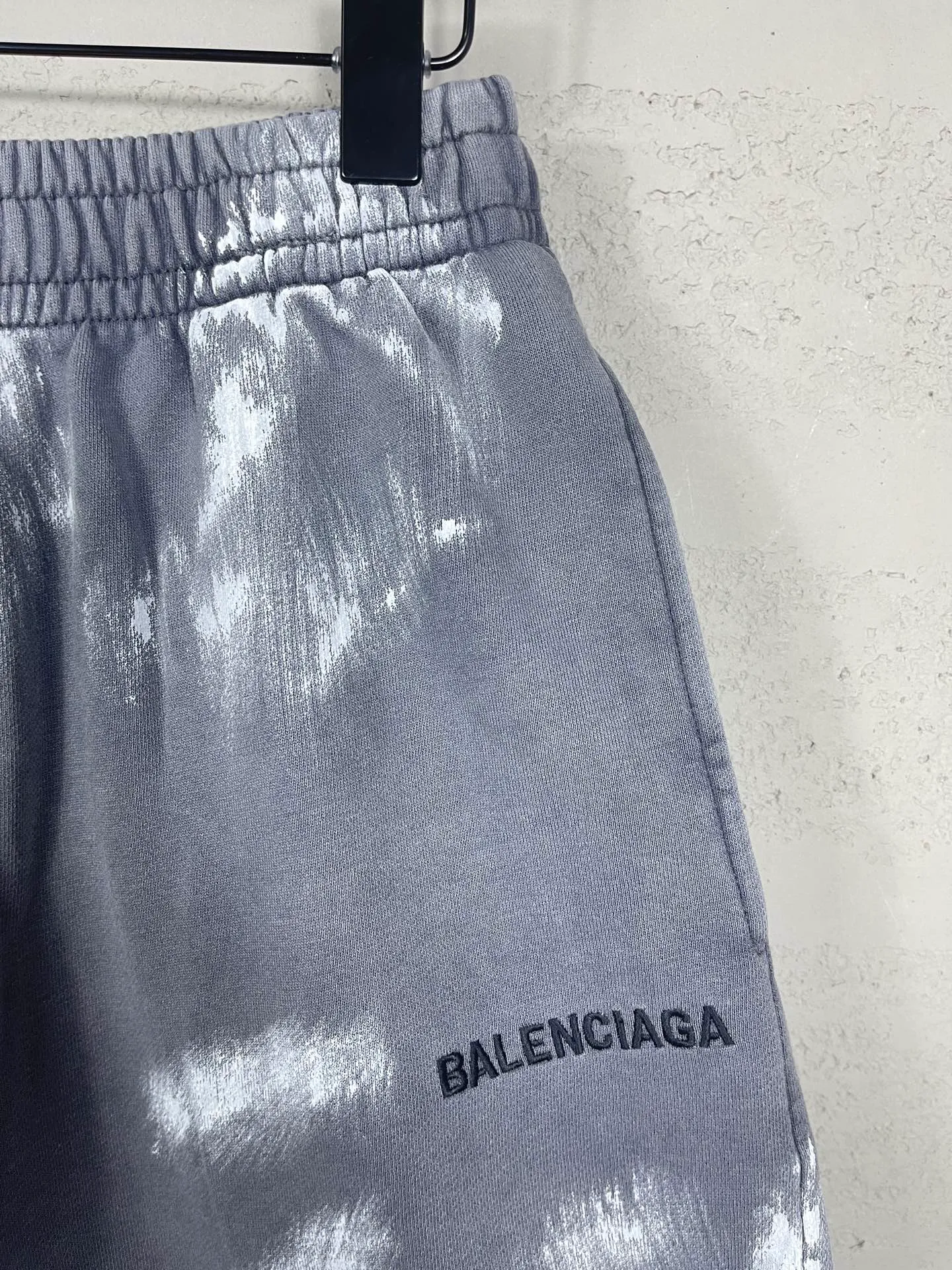 🅿️240 real shots [Top version. Official website quality] BALENCI*GA/Paris. 2025 new model. Embroidered letter LOGO on the front, washed, distressed, hand-painted graffiti shorts. Brick cabinet synchronization. Genuine product developed at the first time, super heavy craftsmanship! Happy printing comparison! The fabric is made of Paris ZP custom-woven and dyed 100% cotton terry sweatshirt. The weight is 460 grams. The cloth surface is clean. The cloth pattern is clear, soft and comfortable to the touch. The embroidery is embroidered with an imported Tajima embroidery machine. The letters are clear and the effect is three-dimensional. The version adopts a loose version. Same style for men and women. Code: BL257006 Color: washed gray Size: XS S M L