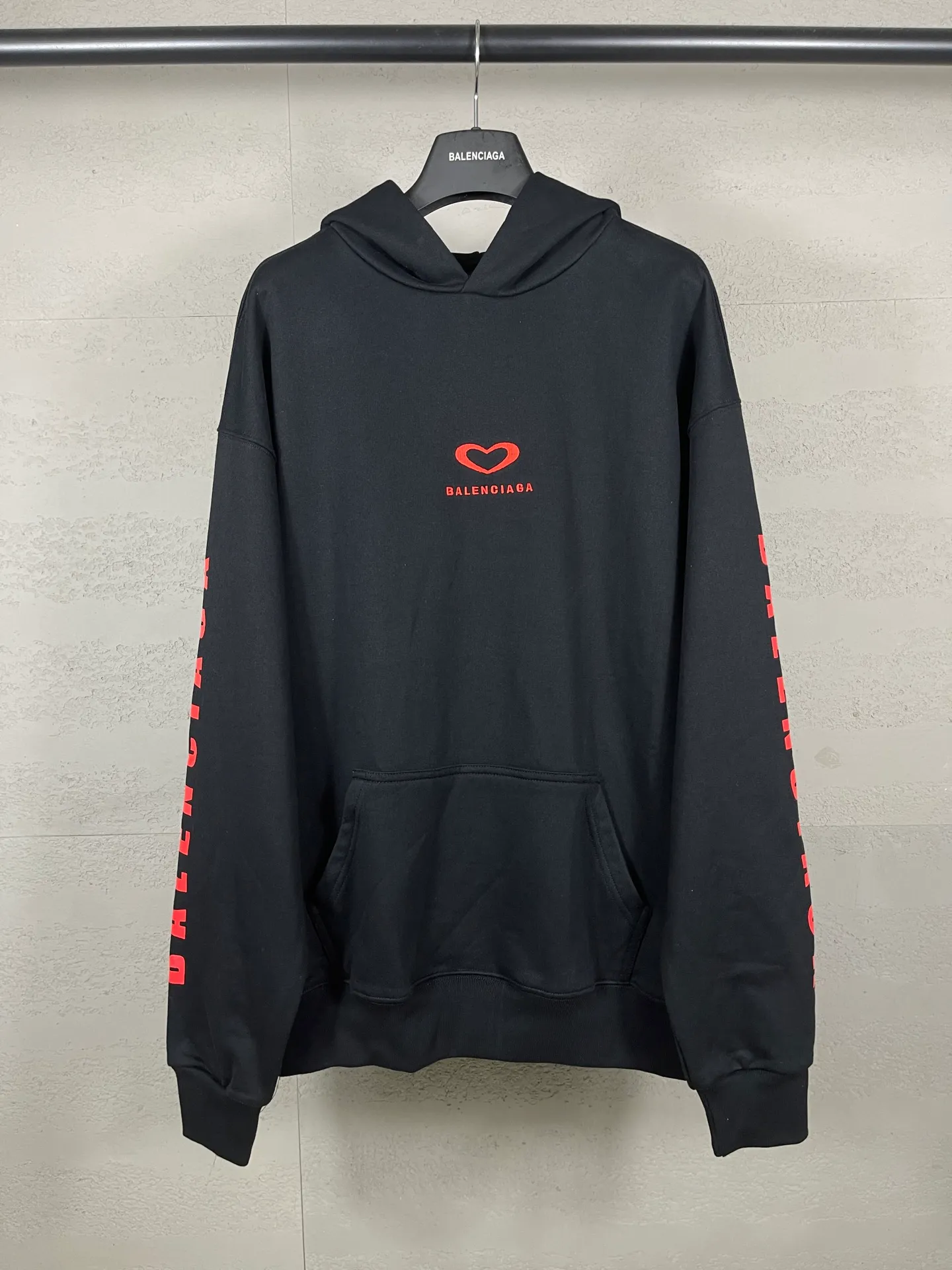 🅿️320 photos [Top version. Official website quality] BALENCI*GA/Paris.SS25 latest model, Paris Chinese Valentine's Day limited edition, hooded sweatshirt with love LOGO embroidery on the front and love LOGO printing on the back, synchronized with brick cabinets. Developed genuine product at the first time, welcome to compare! The fabric is made of Paris ZP custom-woven and dyed cotton sweatshirt. Weighing 460 grams, the cloth surface is clean. The cloth pattern is clear, soft and comfortable. The threads are dyed with no color difference. The embroidery is done using imported Tajima embroidery machines. The printing uses environmentally friendly imported rubber paddles. The letters are clear and the effect is three-dimensional. The version adopts OS loose shoulder design. Same style for men and women. Code: BL259968 Color: black, off-white Size: XS S M L