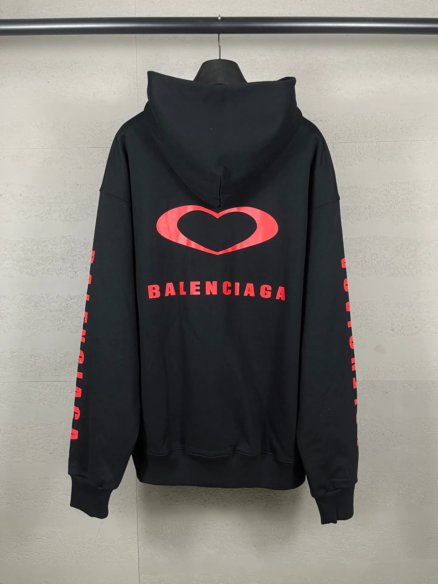 🅿️320 photos [Top version. Official website quality] BALENCI*GA/Paris.SS25 latest model, Paris Chinese Valentine's Day limited edition, hooded sweatshirt with love LOGO embroidery on the front and love LOGO printing on the back, synchronized with brick cabinets. Developed genuine product at the first time, welcome to compare! The fabric is made of Paris ZP custom-woven and dyed cotton sweatshirt. Weighing 460 grams, the cloth surface is clean. The cloth pattern is clear, soft and comfortable. The threads are dyed with no color difference. The embroidery is done using imported Tajima embroidery machines. The printing uses environmentally friendly imported rubber paddles. The letters are clear and the effect is three-dimensional. The version adopts OS loose shoulder design. Same style for men and women. Code: BL259968 Color: black, off-white Size: XS S M L