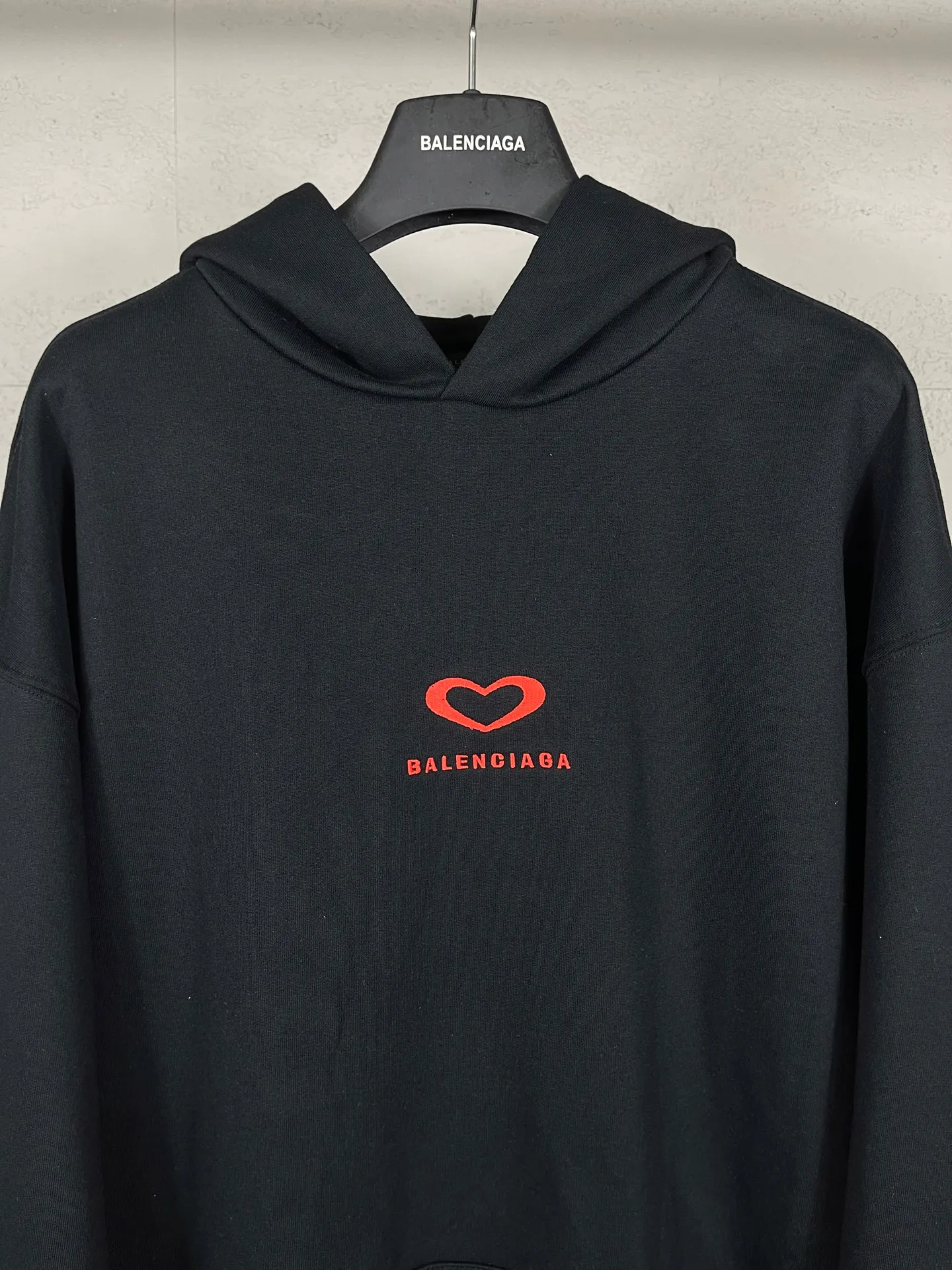 🅿️320 photos [Top version. Official website quality] BALENCI*GA/Paris.SS25 latest model, Paris Chinese Valentine's Day limited edition, hooded sweatshirt with love LOGO embroidery on the front and love LOGO printing on the back, synchronized with brick cabinets. Developed genuine product at the first time, welcome to compare! The fabric is made of Paris ZP custom-woven and dyed cotton sweatshirt. Weighing 460 grams, the cloth surface is clean. The cloth pattern is clear, soft and comfortable. The threads are dyed with no color difference. The embroidery is done using imported Tajima embroidery machines. The printing uses environmentally friendly imported rubber paddles. The letters are clear and the effect is three-dimensional. The version adopts OS loose shoulder design. Same style for men and women. Code: BL259968 Color: black, off-white Size: XS S M L