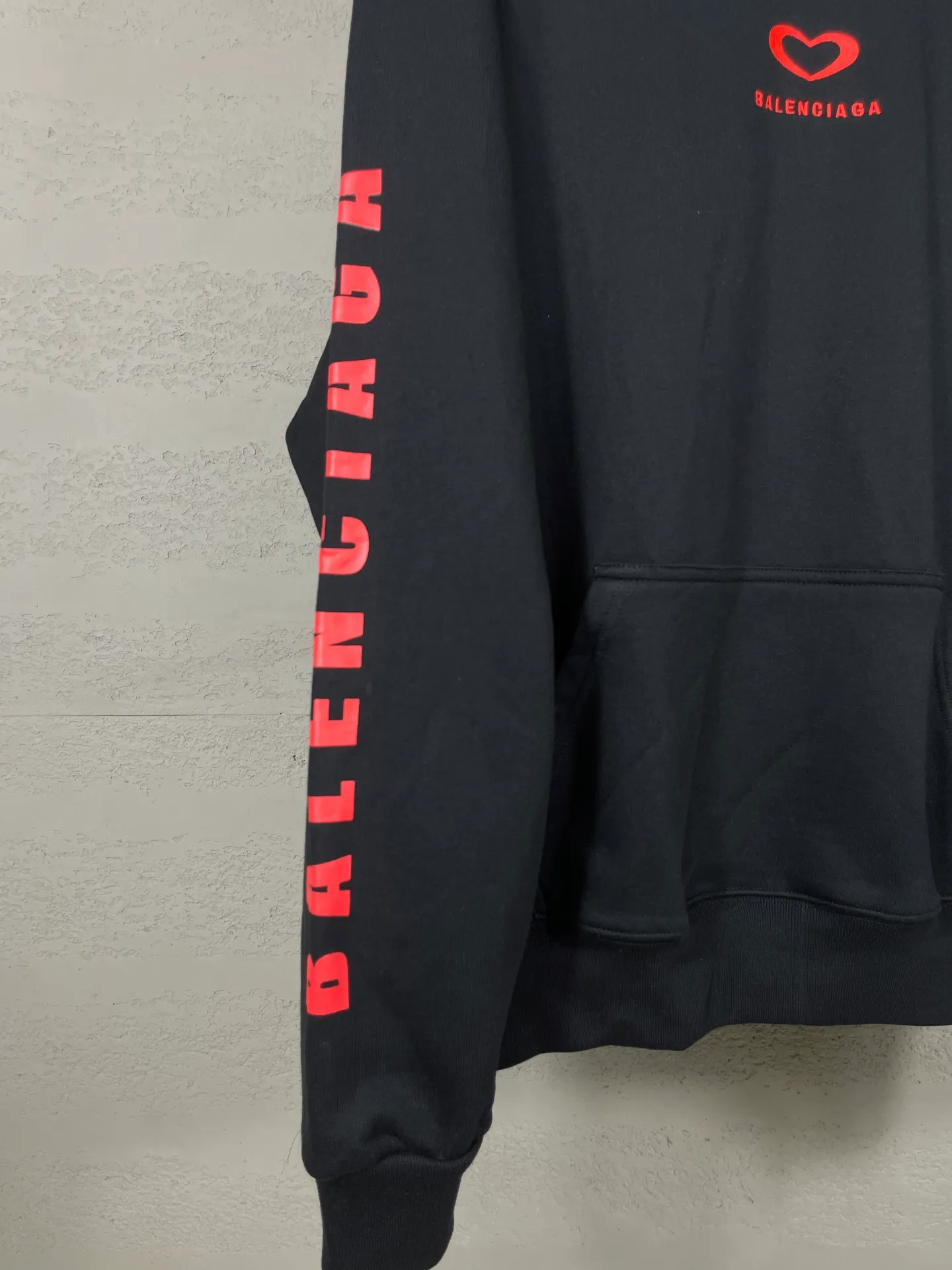 🅿️320 photos [Top version. Official website quality] BALENCI*GA/Paris.SS25 latest model, Paris Chinese Valentine's Day limited edition, hooded sweatshirt with love LOGO embroidery on the front and love LOGO printing on the back, synchronized with brick cabinets. Developed genuine product at the first time, welcome to compare! The fabric is made of Paris ZP custom-woven and dyed cotton sweatshirt. Weighing 460 grams, the cloth surface is clean. The cloth pattern is clear, soft and comfortable. The threads are dyed with no color difference. The embroidery is done using imported Tajima embroidery machines. The printing uses environmentally friendly imported rubber paddles. The letters are clear and the effect is three-dimensional. The version adopts OS loose shoulder design. Same style for men and women. Code: BL259968 Color: black, off-white Size: XS S M L