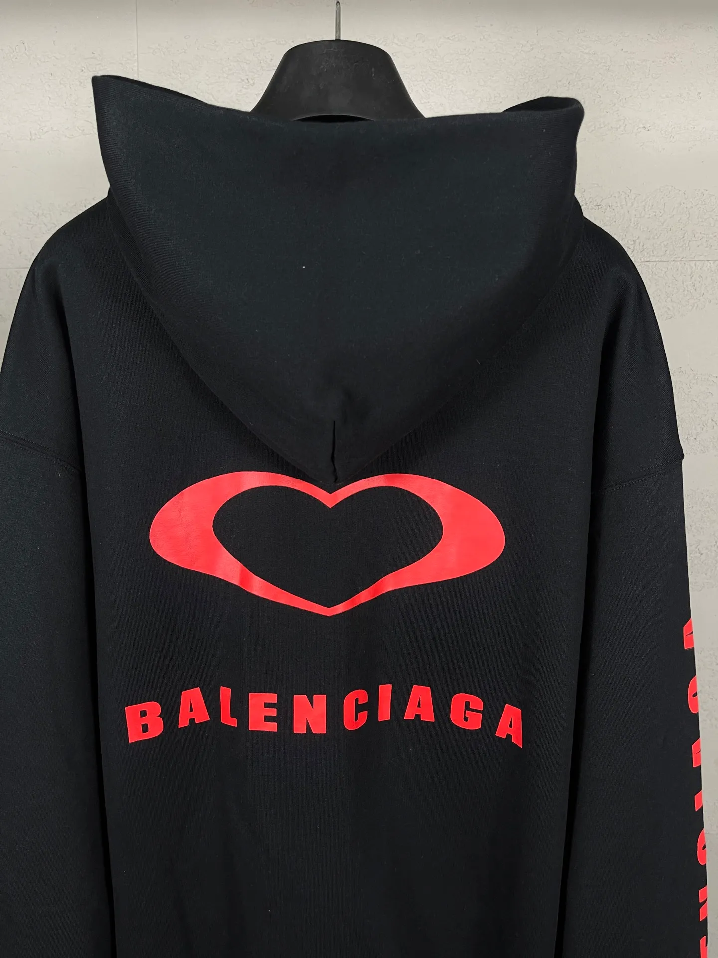 🅿️320 photos [Top version. Official website quality] BALENCI*GA/Paris.SS25 latest model, Paris Chinese Valentine's Day limited edition, hooded sweatshirt with love LOGO embroidery on the front and love LOGO printing on the back, synchronized with brick cabinets. Developed genuine product at the first time, welcome to compare! The fabric is made of Paris ZP custom-woven and dyed cotton sweatshirt. Weighing 460 grams, the cloth surface is clean. The cloth pattern is clear, soft and comfortable. The threads are dyed with no color difference. The embroidery is done using imported Tajima embroidery machines. The printing uses environmentally friendly imported rubber paddles. The letters are clear and the effect is three-dimensional. The version adopts OS loose shoulder design. Same style for men and women. Code: BL259968 Color: black, off-white Size: XS S M L